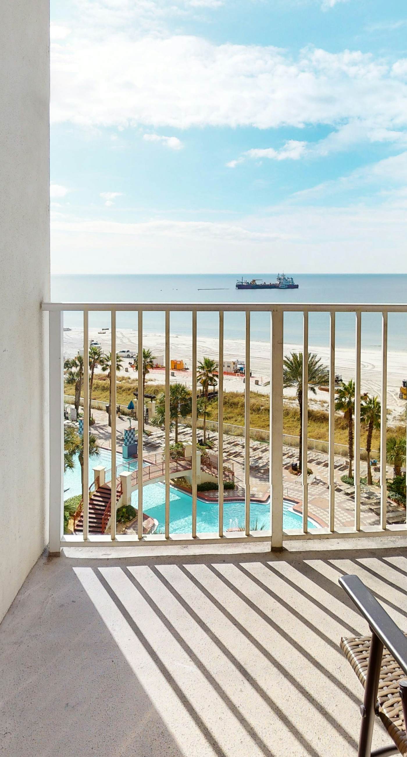 Sunny condo with Gulf views & pool & hot tub - great location near beach