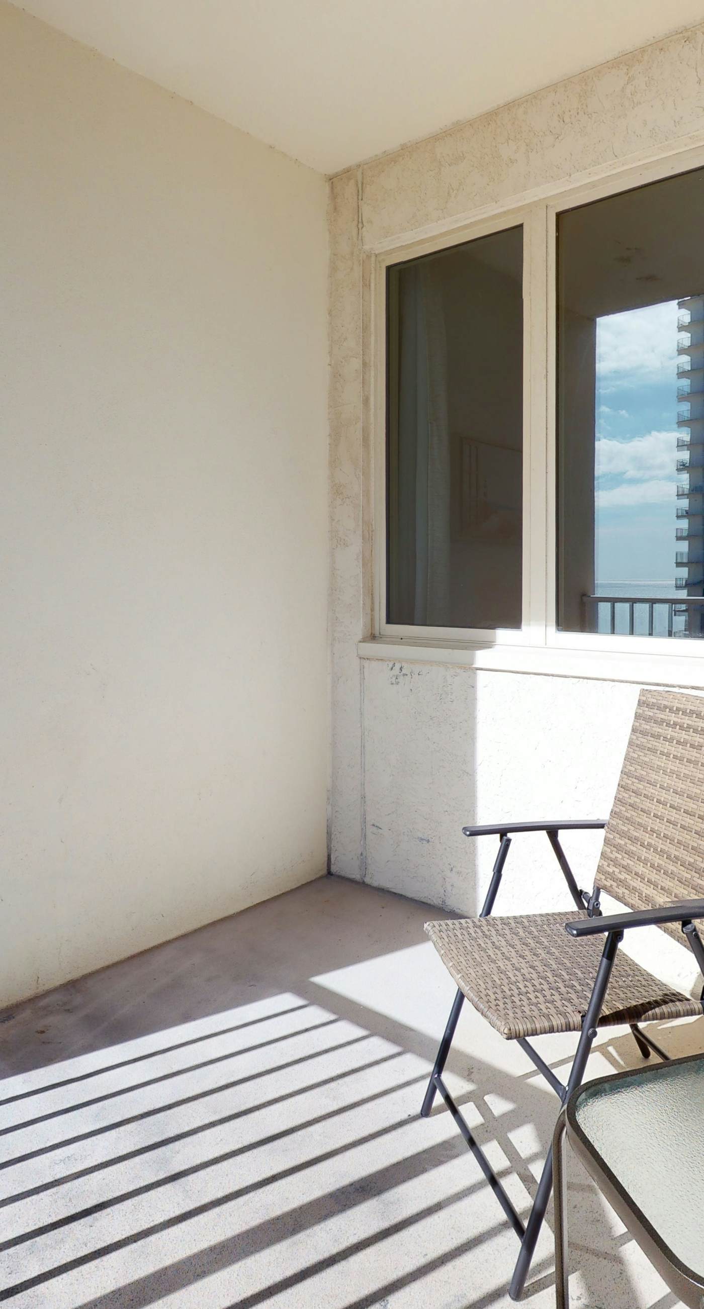 Sunny condo with Gulf views & pool & hot tub - great location near beach