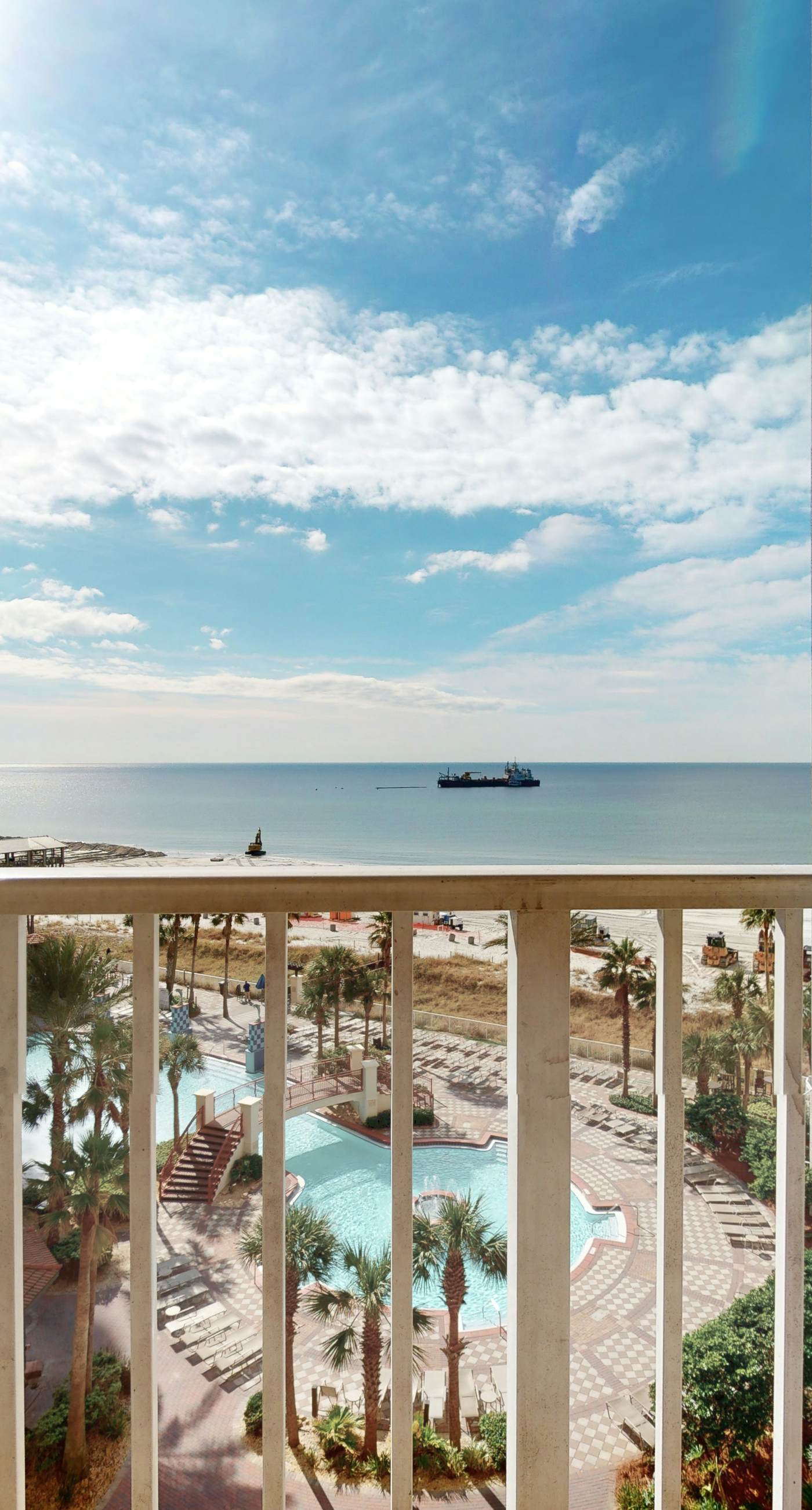 Sunny condo with Gulf views & pool & hot tub - great location near beach