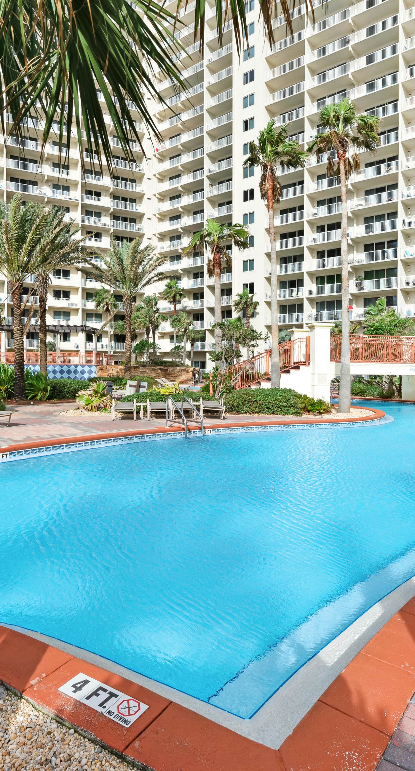 Sunny condo with Gulf views & pool & hot tub - great location near beach