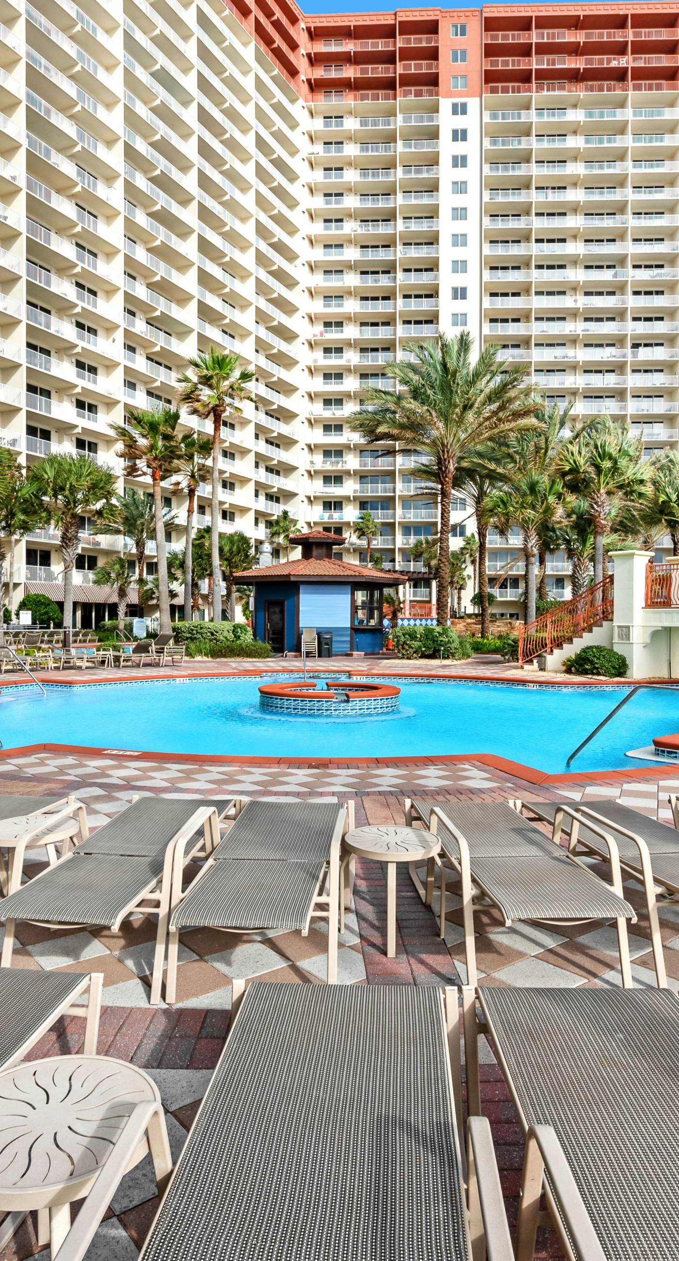 Sunny condo with Gulf views & pool & hot tub - great location near beach