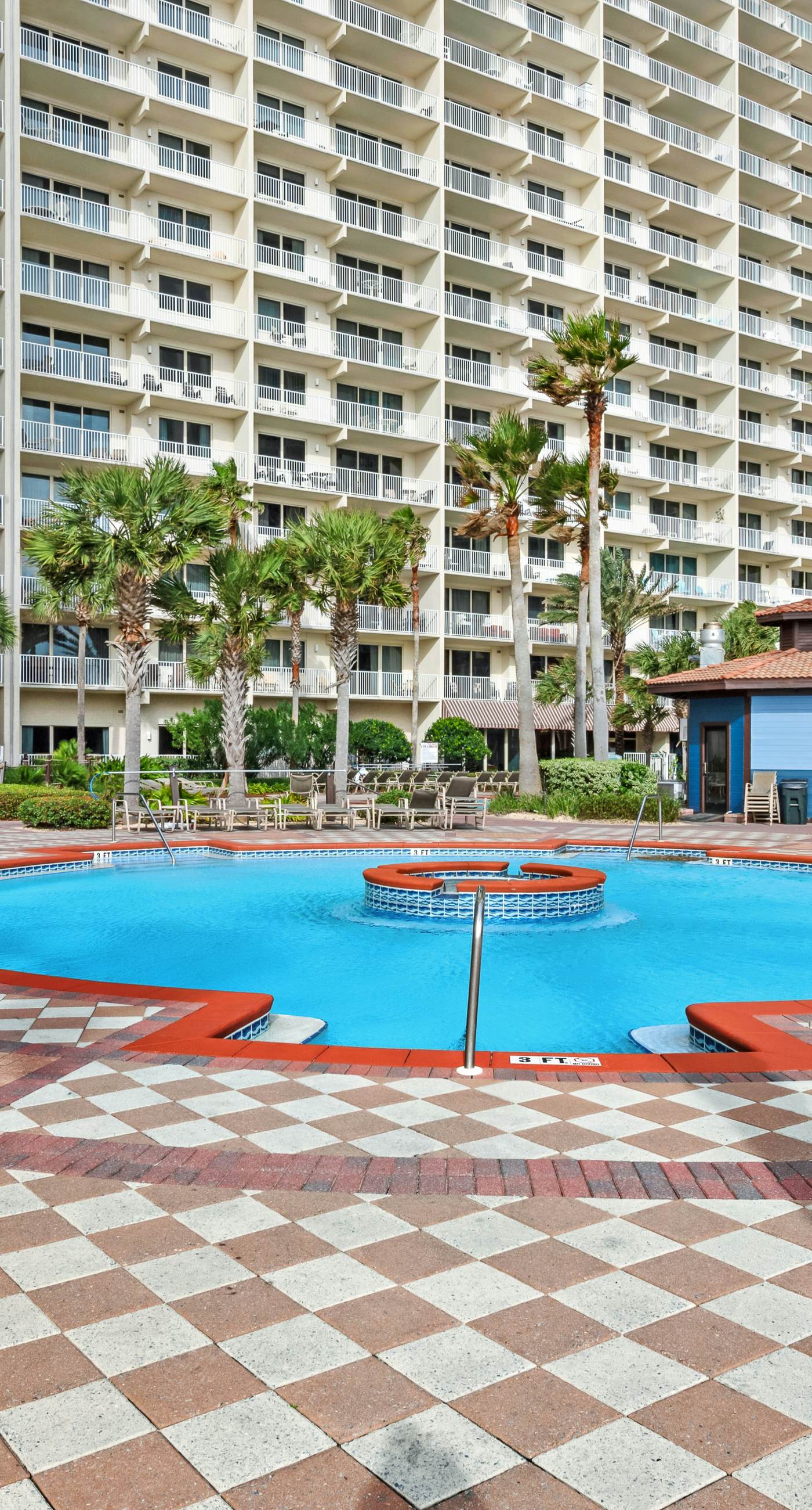 Sunny condo with Gulf views & pool & hot tub - great location near beach