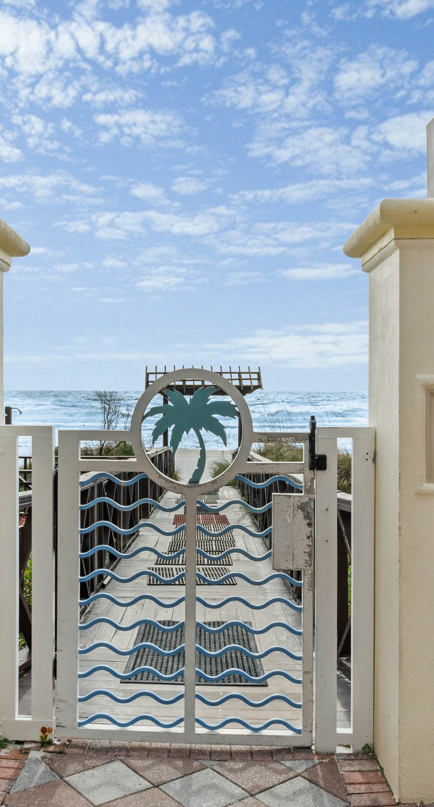 Sunny condo with Gulf views & pool & hot tub - great location near beach