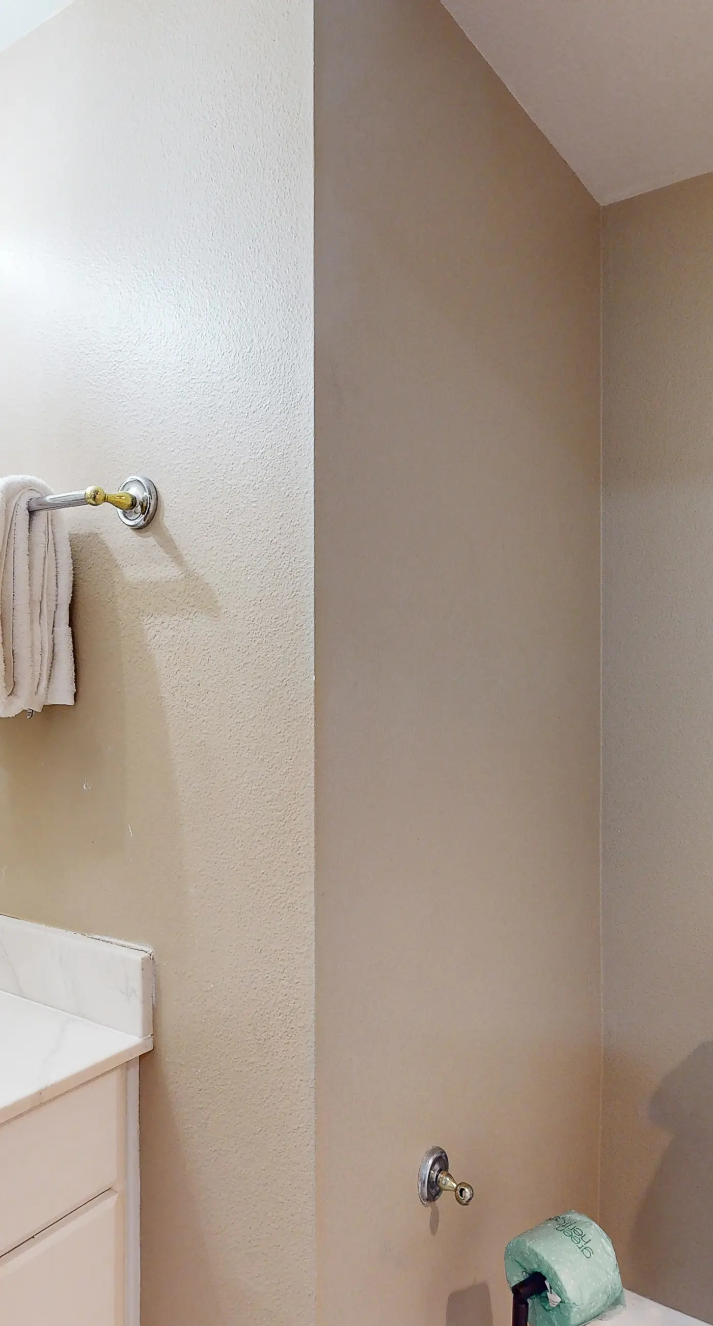 Tasteful oceanfront condo with beach, pool, hot tub, & washer/dryer