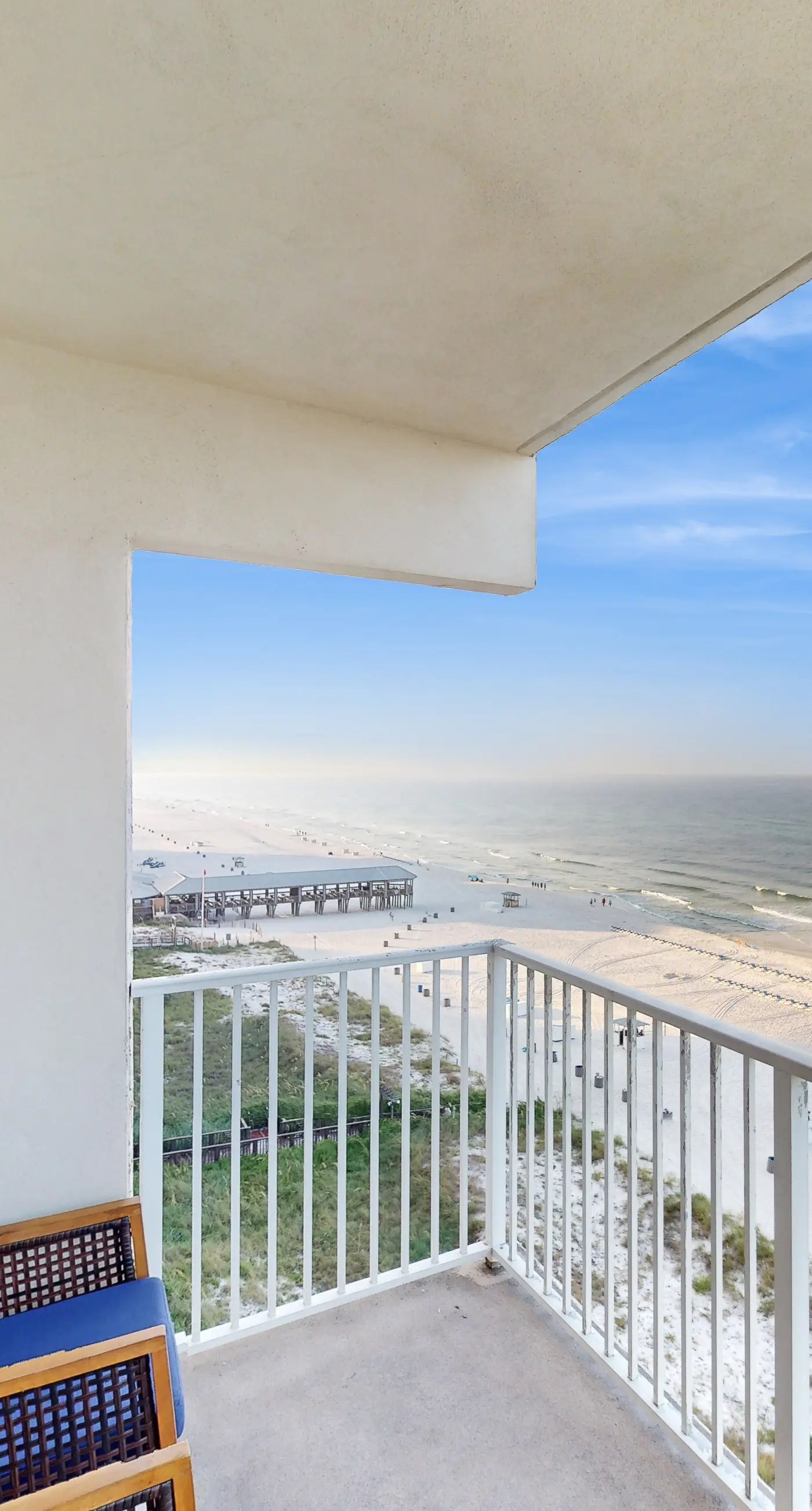 Tasteful oceanfront condo with beach, pool, hot tub, & washer/dryer