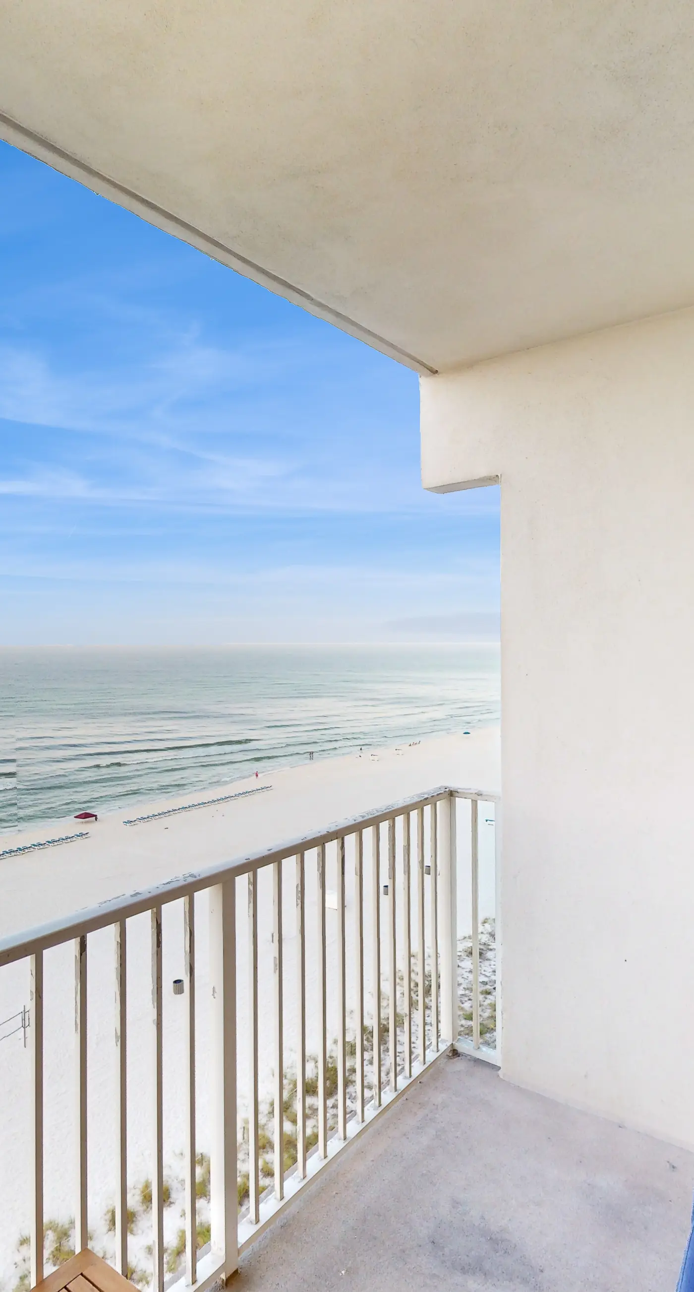 Tasteful oceanfront condo with beach, pool, hot tub, & washer/dryer