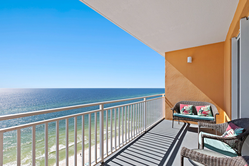 Beachfront resort condo with Gulf views, WiFi, pools, hot tub & lazy river