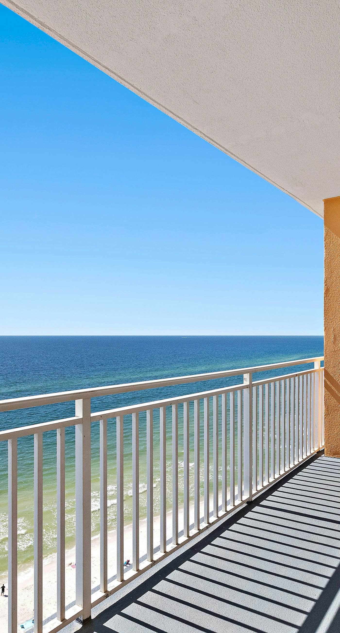 Beachfront resort condo with Gulf views, WiFi, pools, hot tub & lazy river