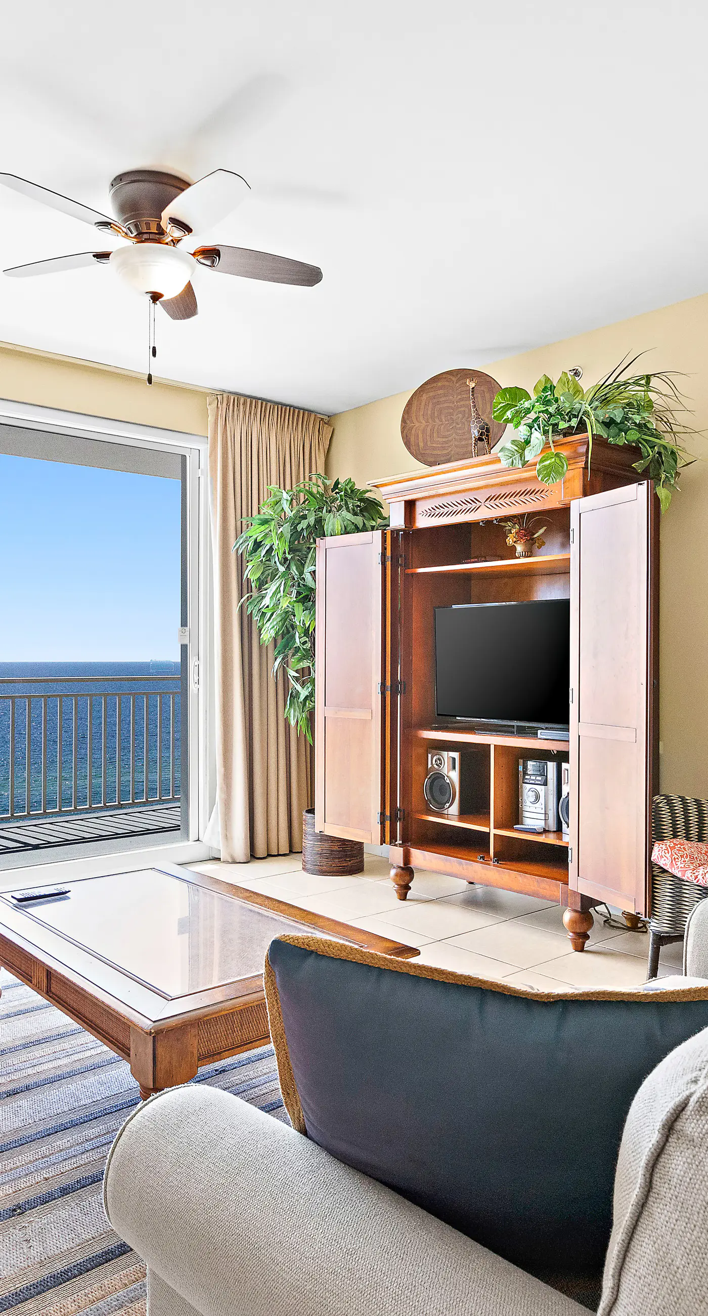 Beachfront resort condo with Gulf views, WiFi, pools, hot tub & lazy river