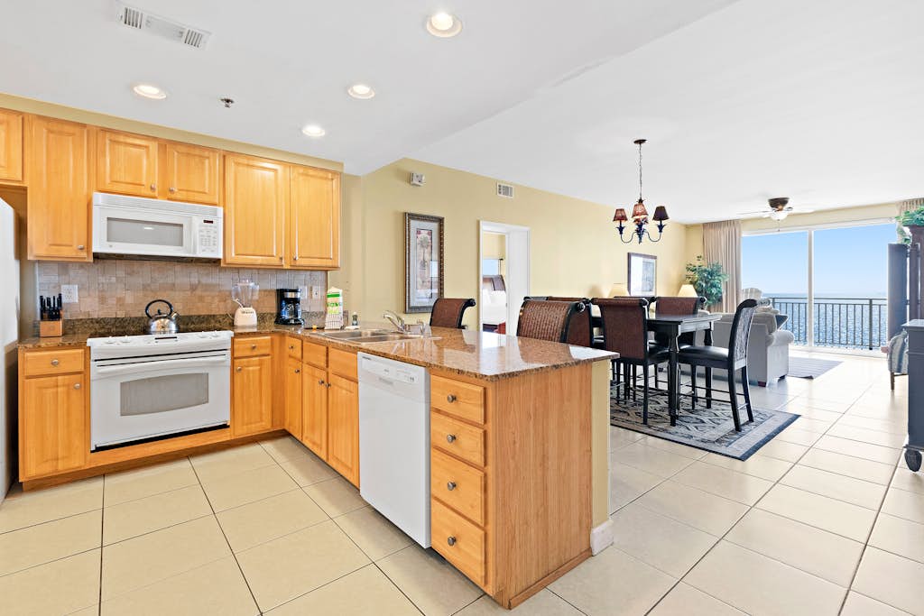 Beachfront resort condo with Gulf views, WiFi, pools, hot tub & lazy river