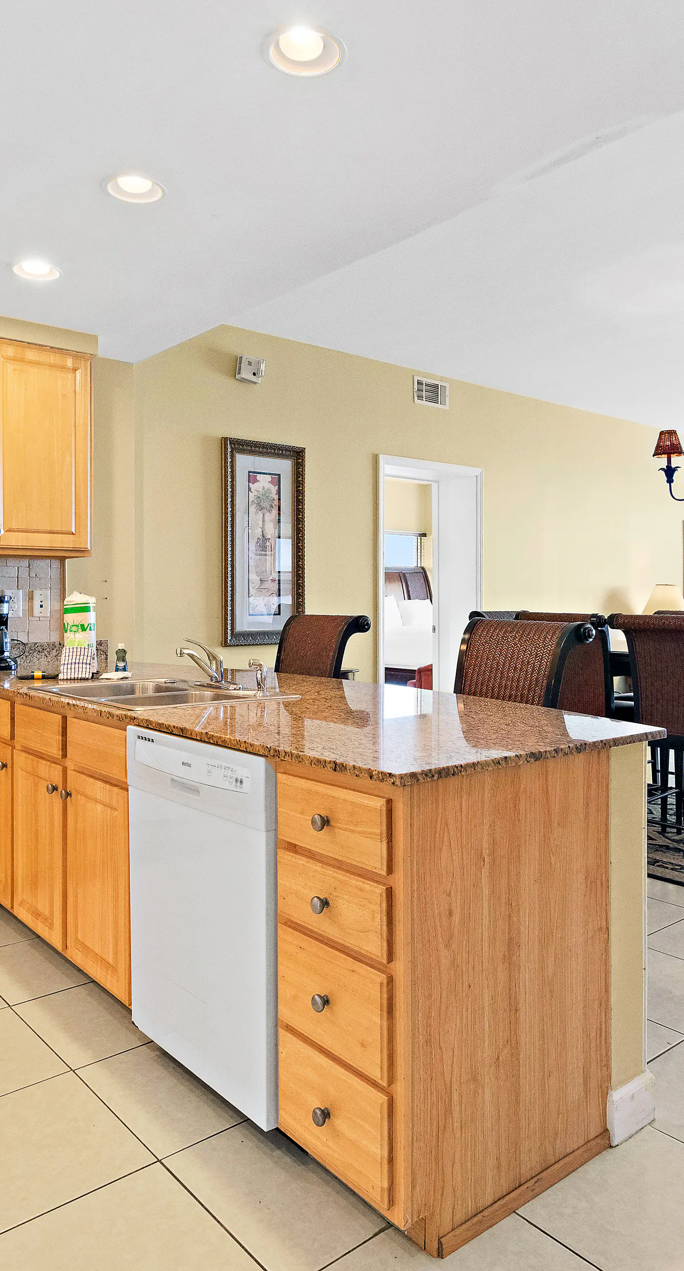 Beachfront resort condo with Gulf views, WiFi, pools, hot tub & lazy river