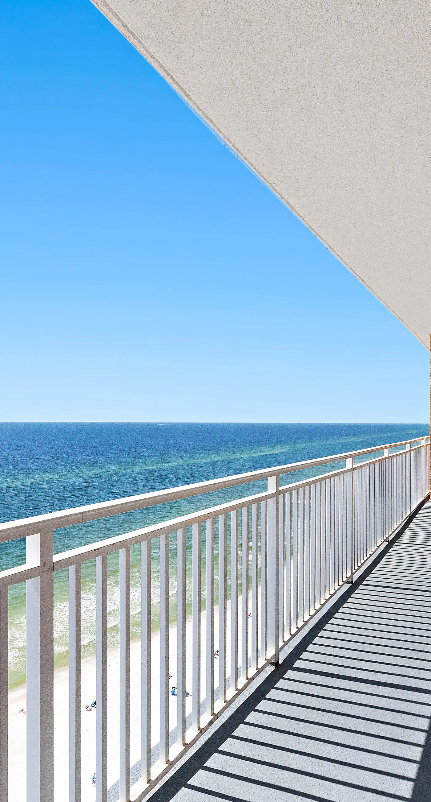 Beachfront resort condo with Gulf views, WiFi, pools, hot tub & lazy river