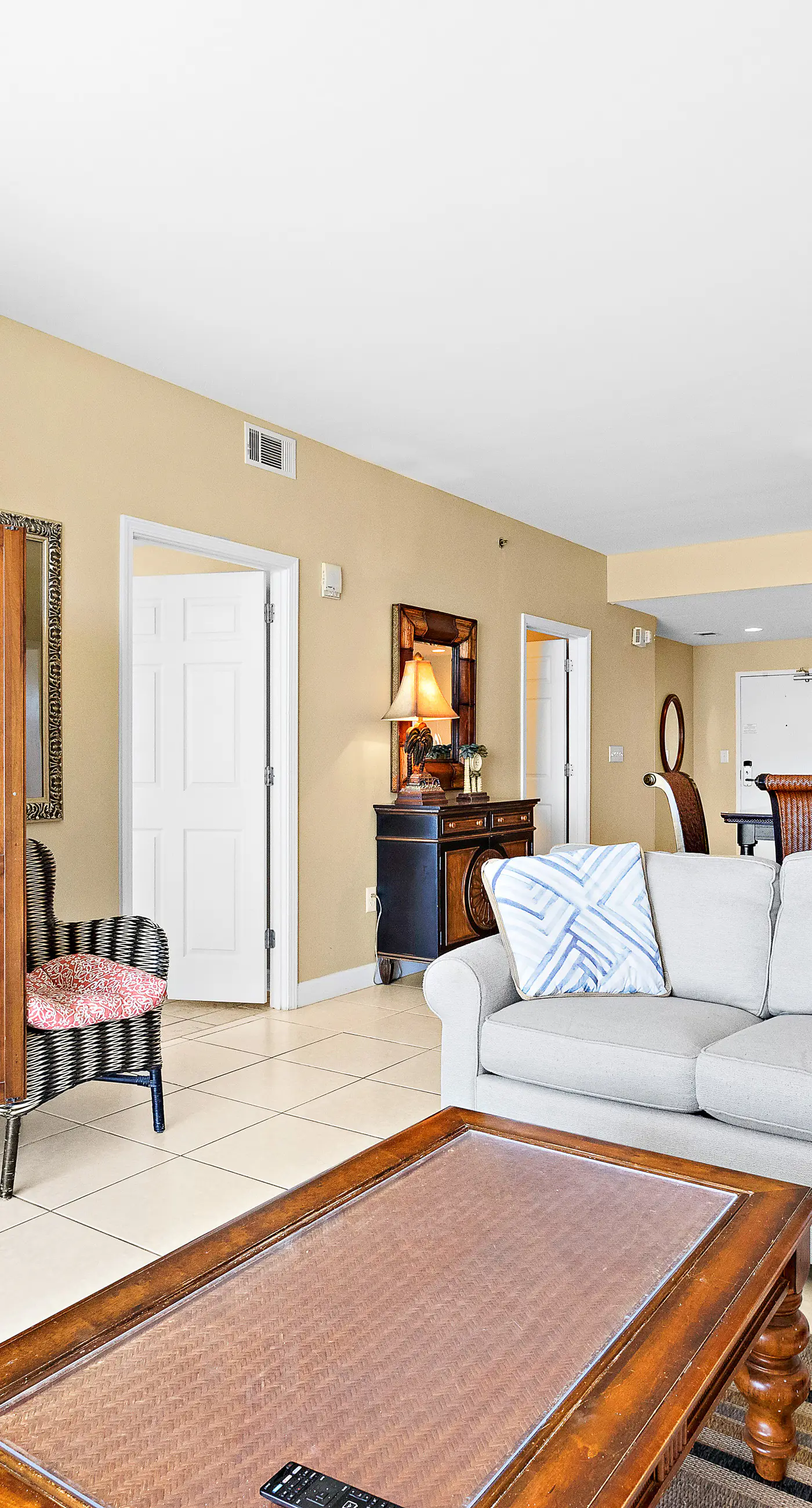 Beachfront resort condo with Gulf views, WiFi, pools, hot tub & lazy river