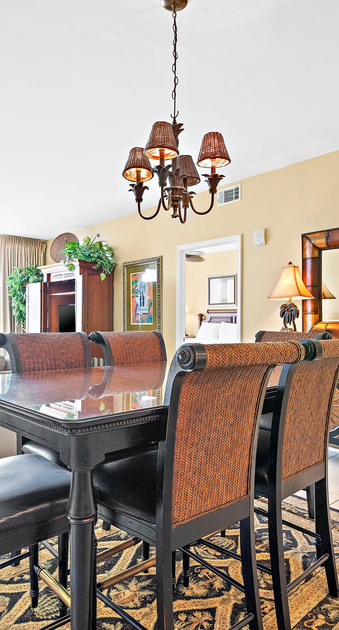 Beachfront resort condo with Gulf views, WiFi, pools, hot tub & lazy river