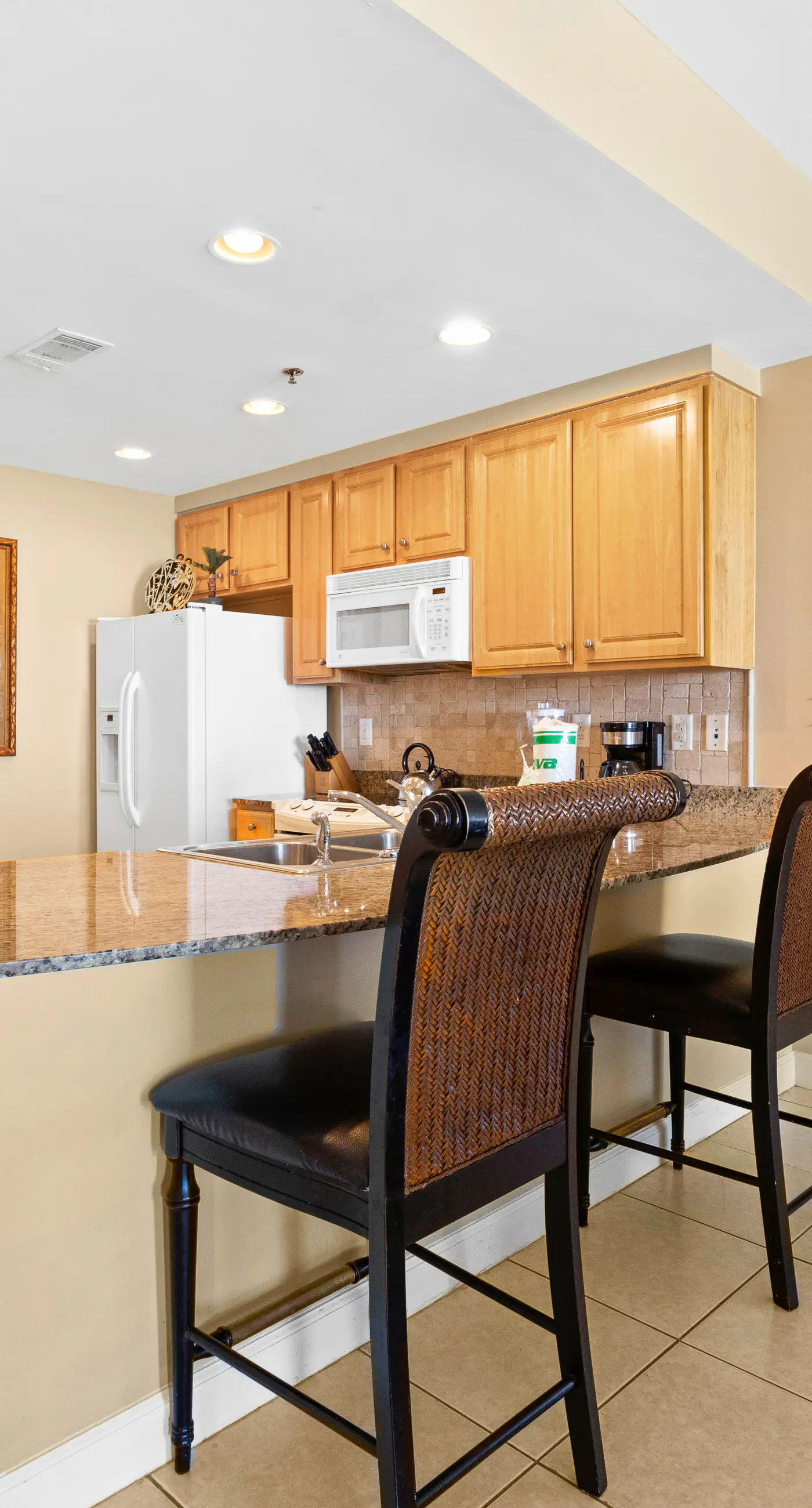 Beachfront resort condo with Gulf views, WiFi, pools, hot tub & lazy river