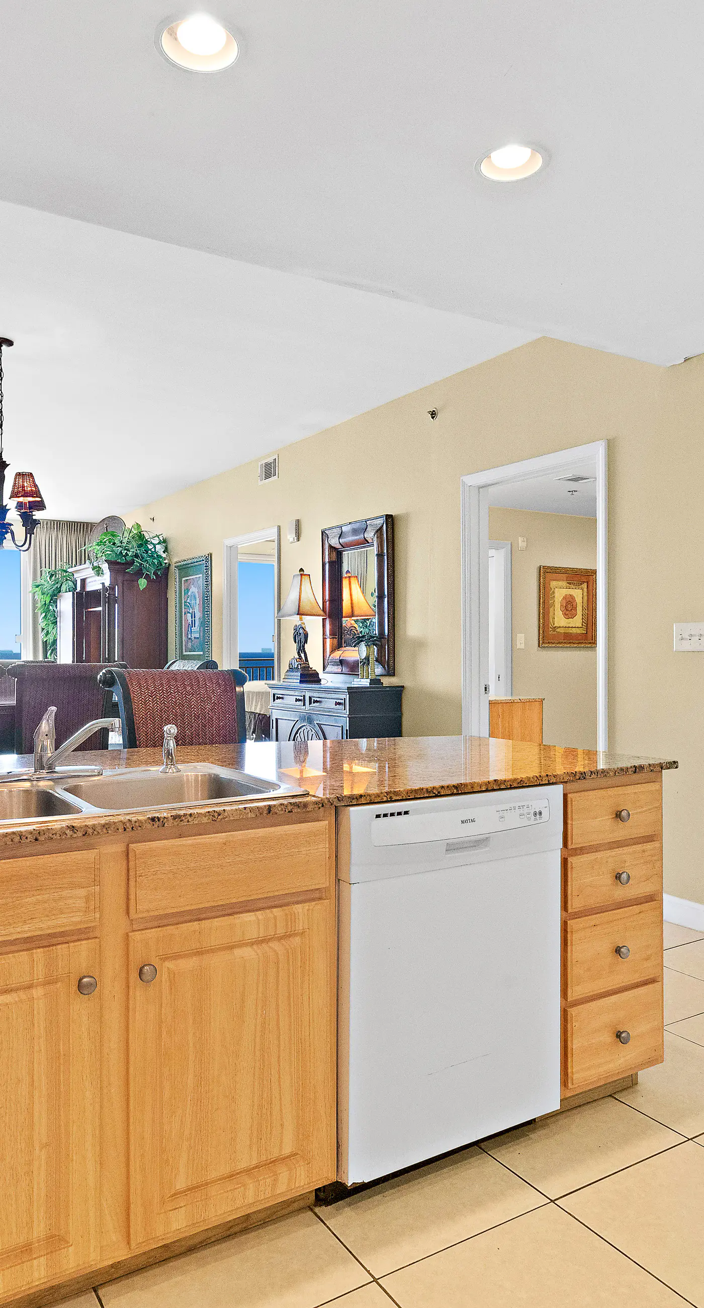 Beachfront resort condo with Gulf views, WiFi, pools, hot tub & lazy river