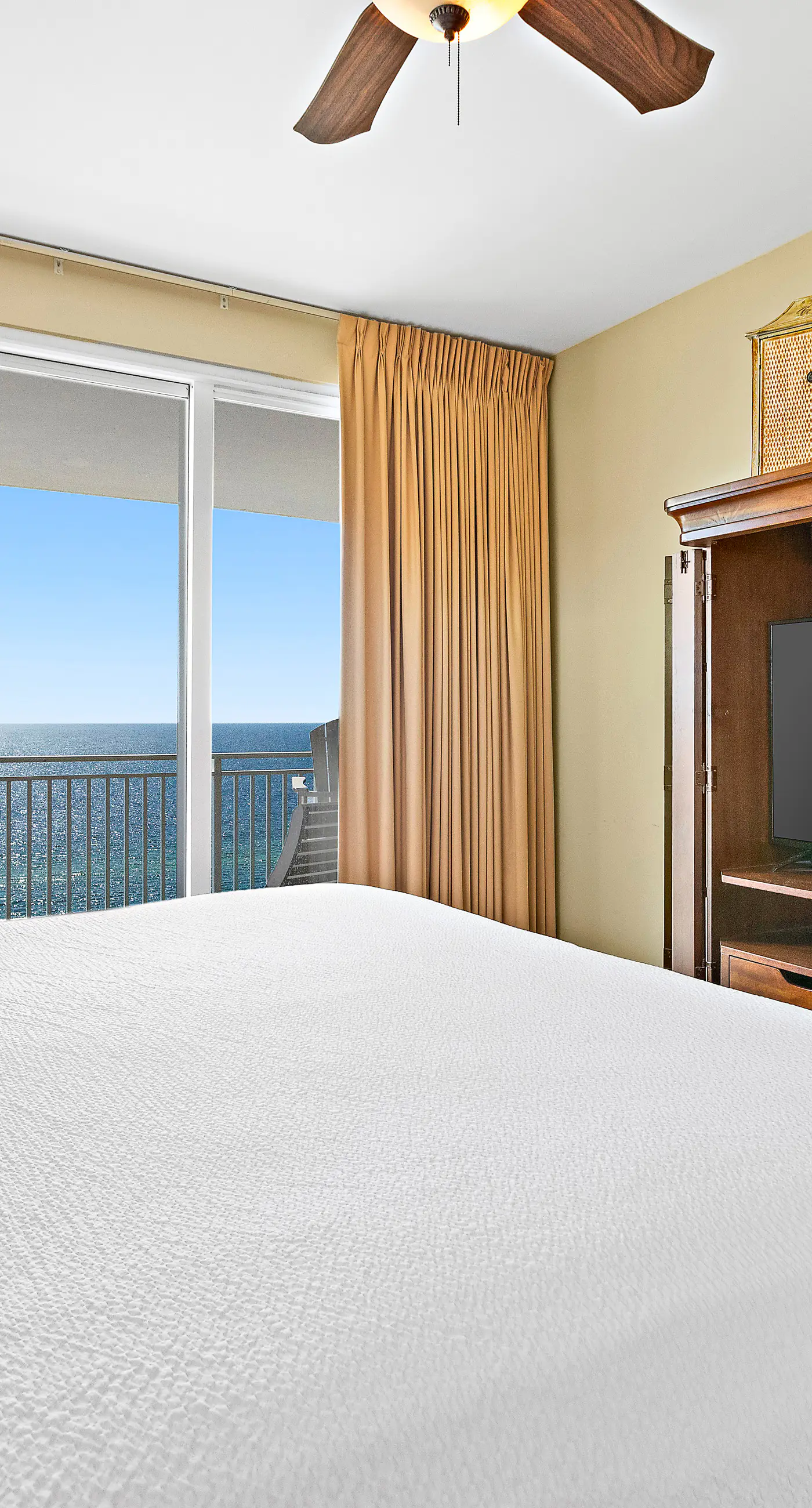 Beachfront resort condo with Gulf views, WiFi, pools, hot tub & lazy river