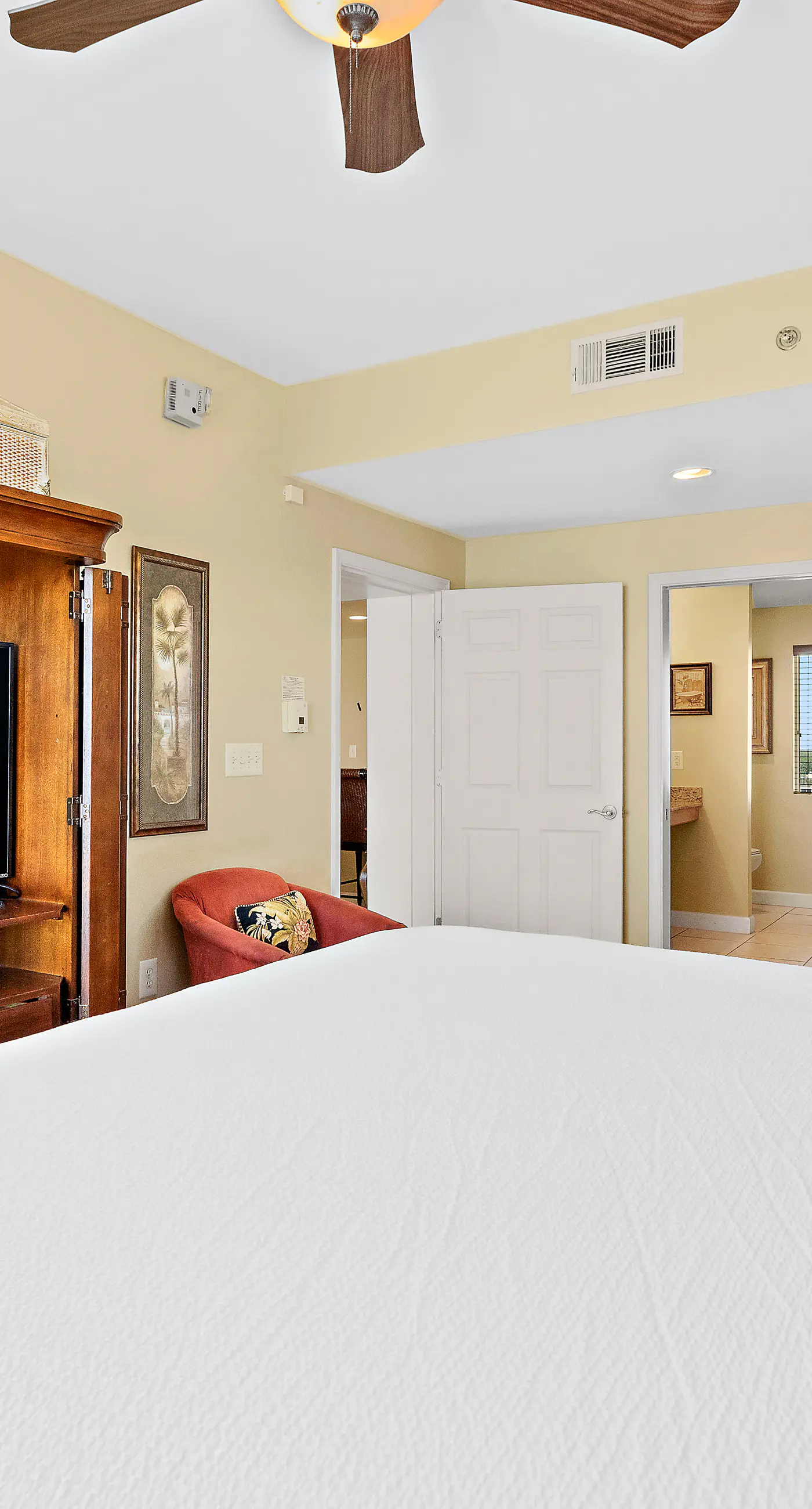 Beachfront resort condo with Gulf views, WiFi, pools, hot tub & lazy river