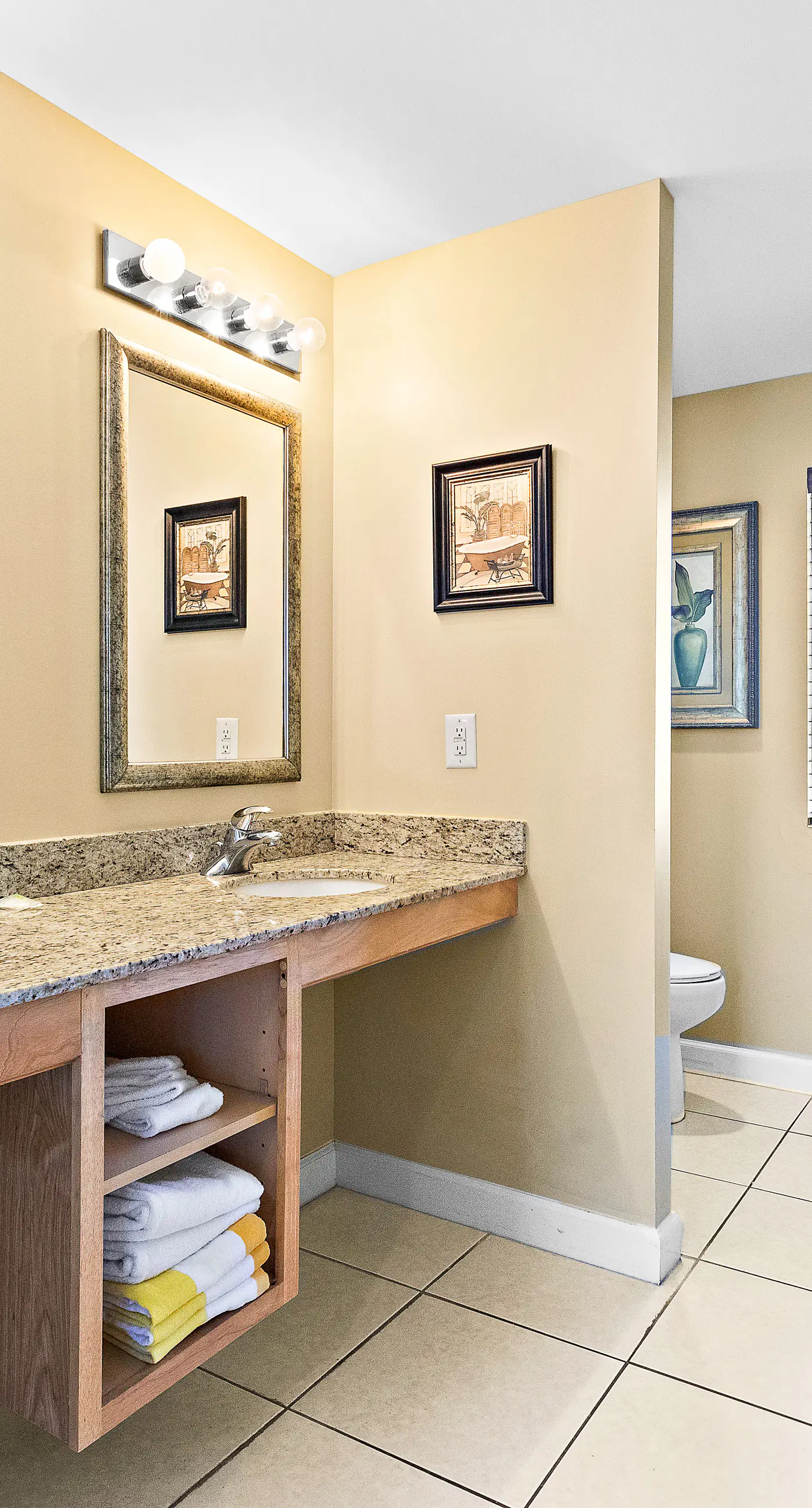 Beachfront resort condo with Gulf views, WiFi, pools, hot tub & lazy river