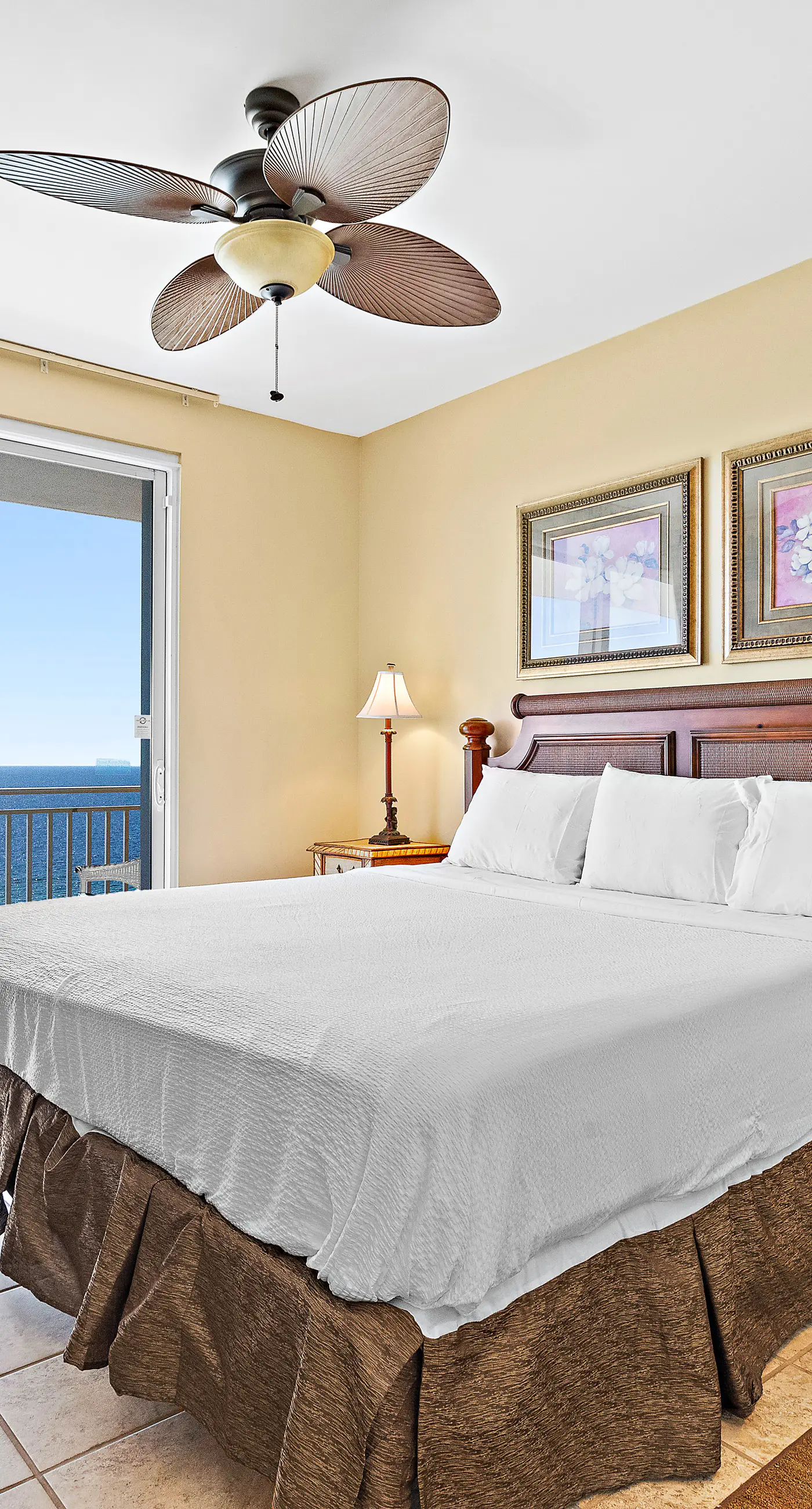 Beachfront resort condo with Gulf views, WiFi, pools, hot tub & lazy river