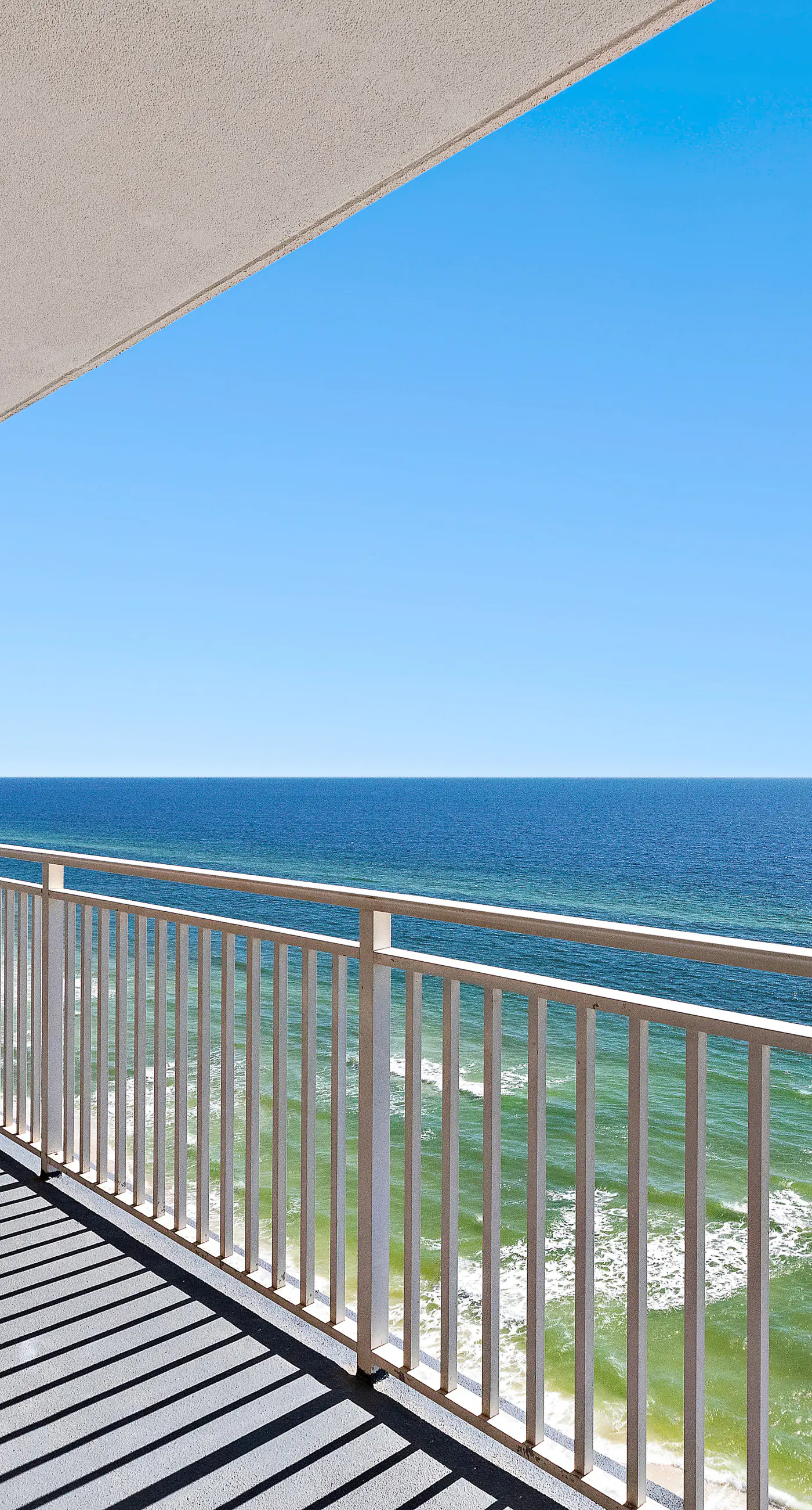 Beachfront resort condo with Gulf views, WiFi, pools, hot tub & lazy river
