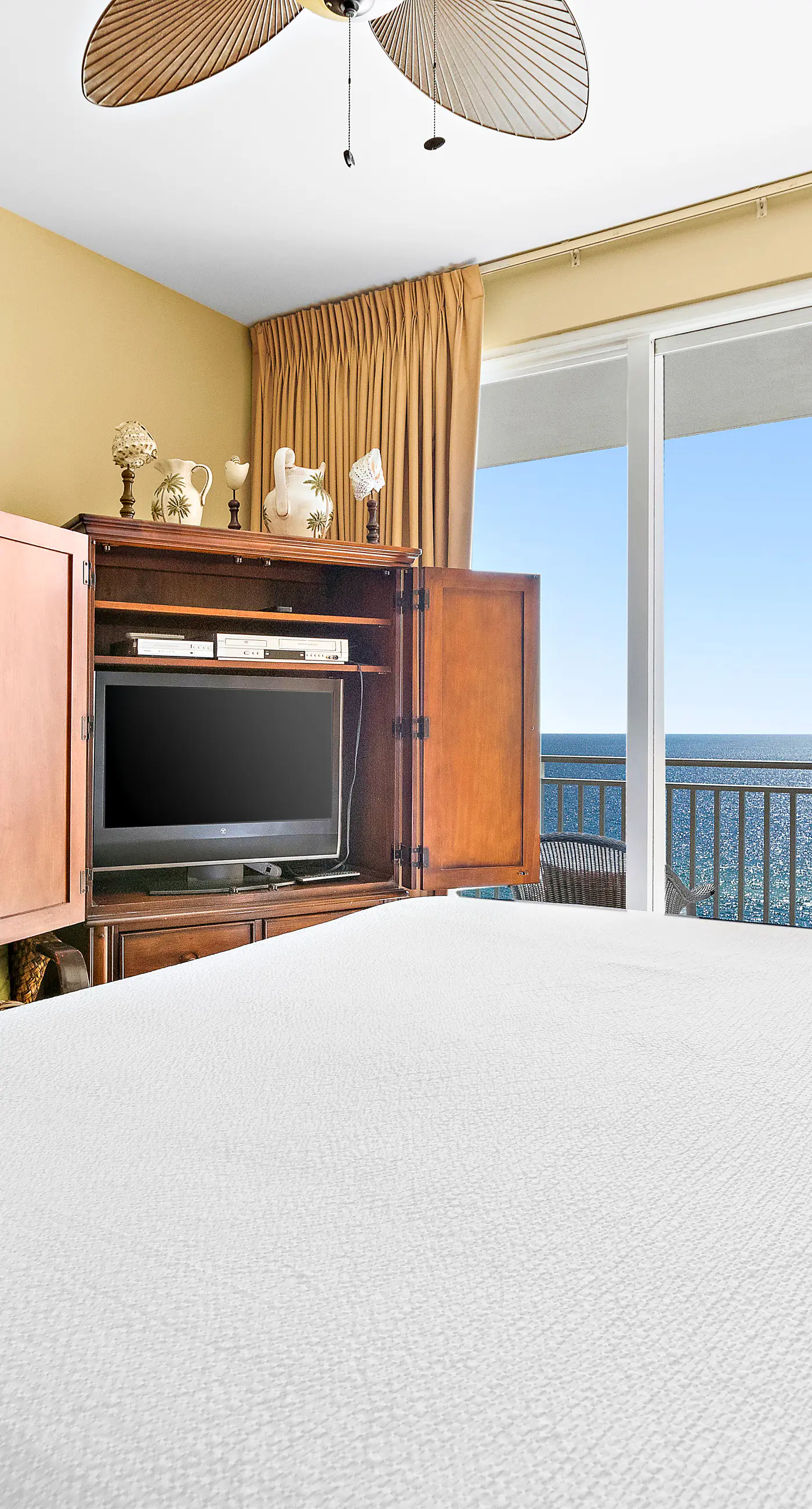 Beachfront resort condo with Gulf views, WiFi, pools, hot tub & lazy river