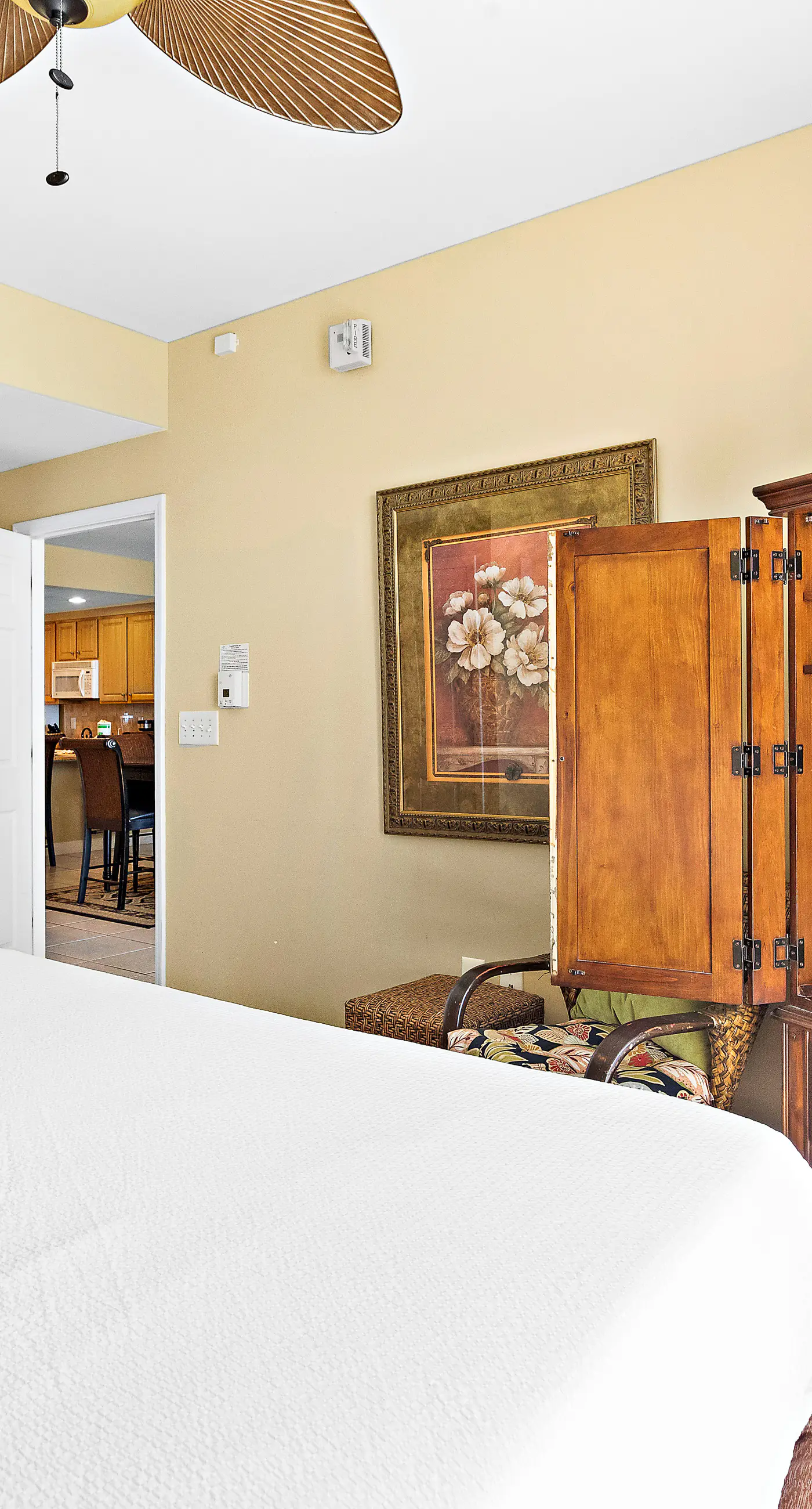 Beachfront resort condo with Gulf views, WiFi, pools, hot tub & lazy river
