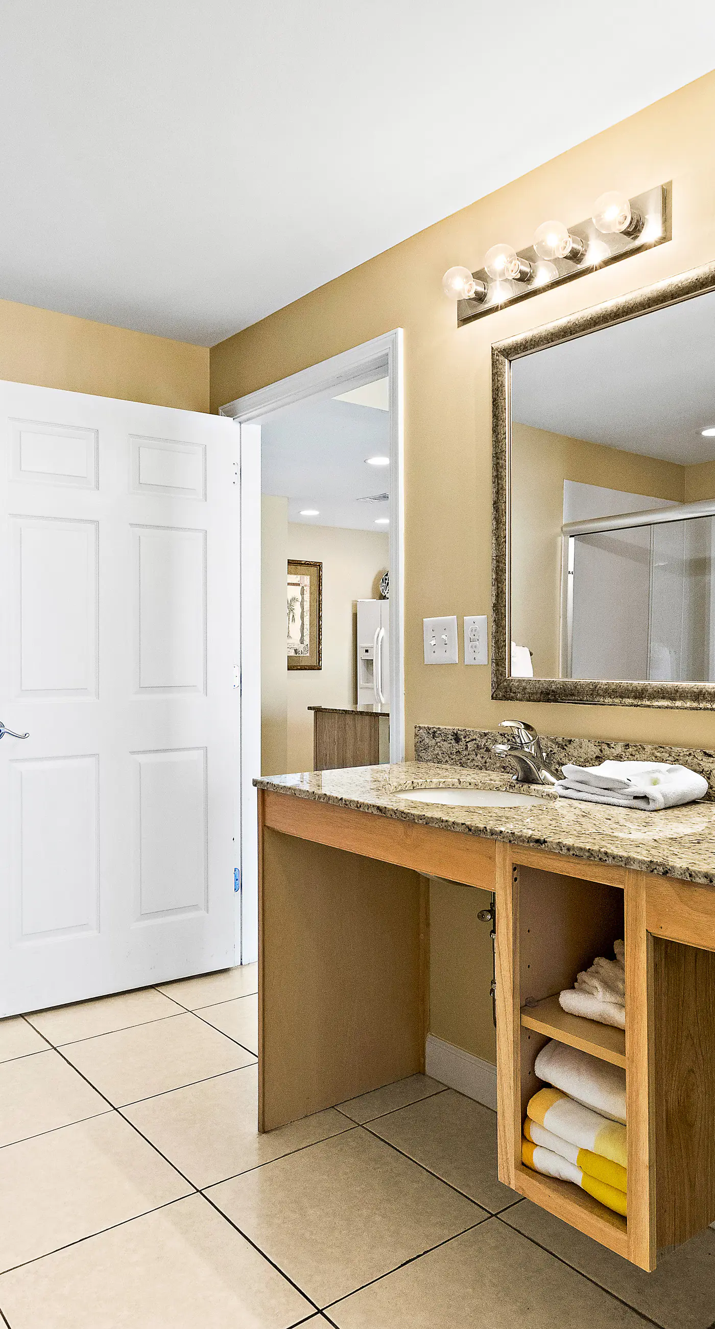 Beachfront resort condo with Gulf views, WiFi, pools, hot tub & lazy river