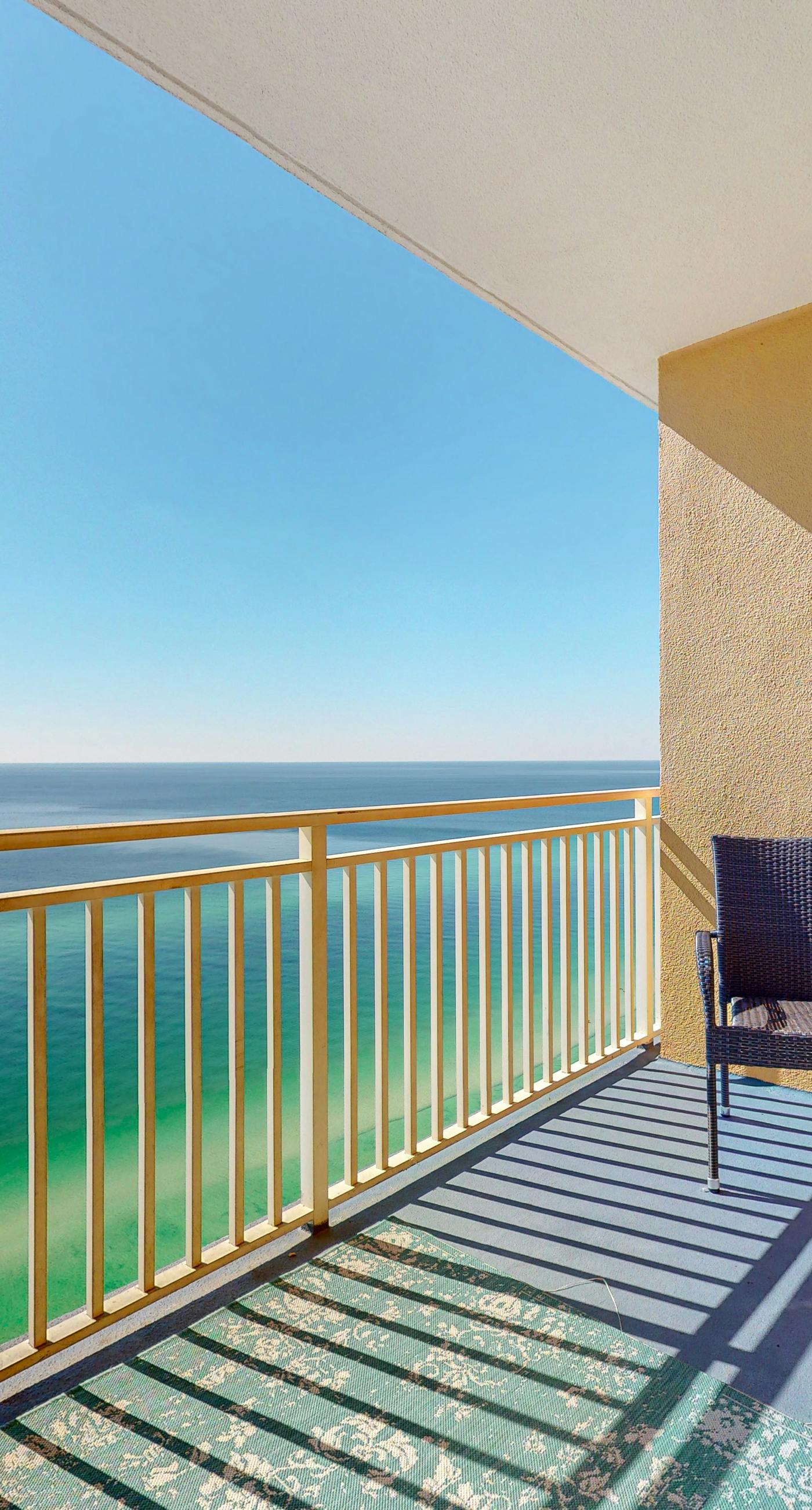 Beachfront condo with amazing views, balcony, pools, waterpark, hot tub