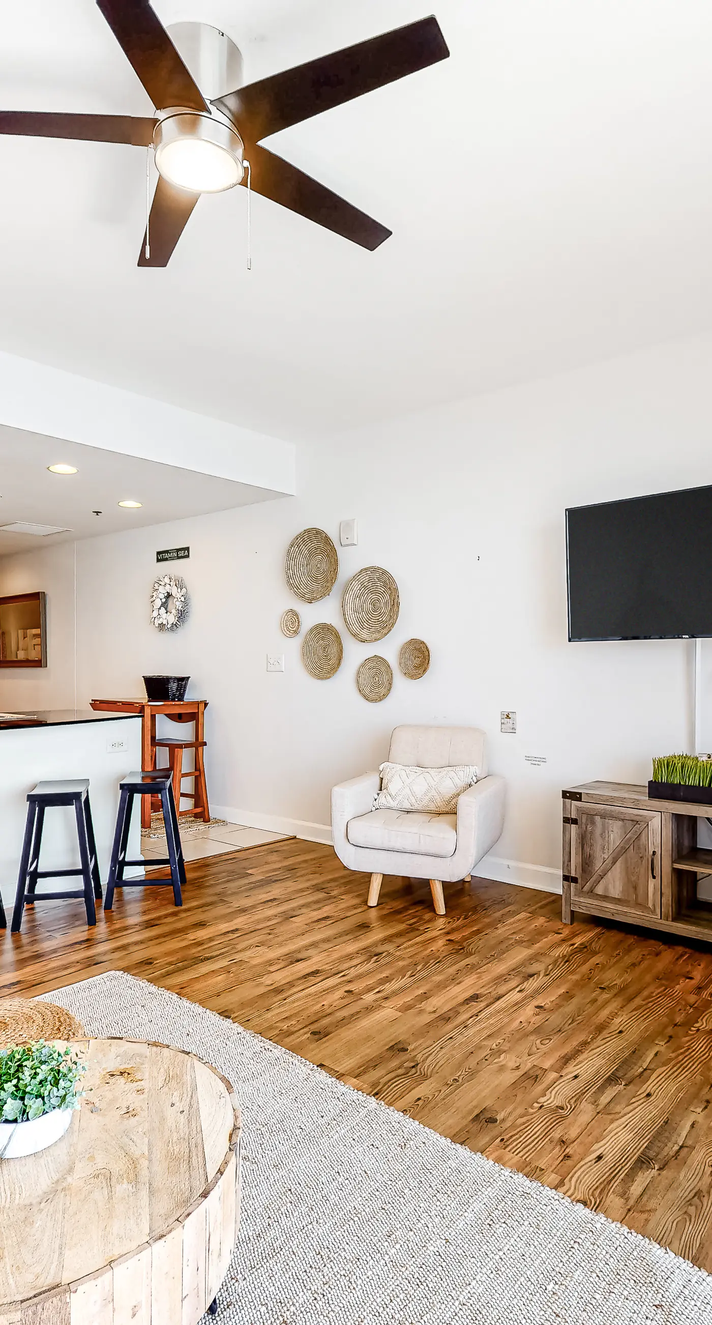 Beachfront condo with amazing views, balcony, pools, waterpark, hot tub