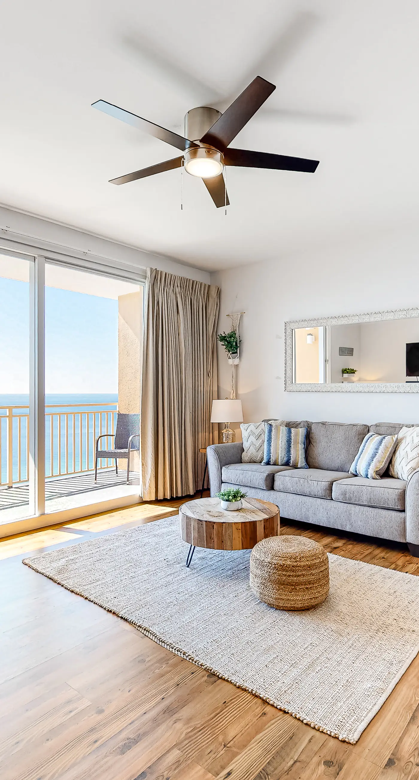 Beachfront condo with amazing views, balcony, pools, waterpark, hot tub