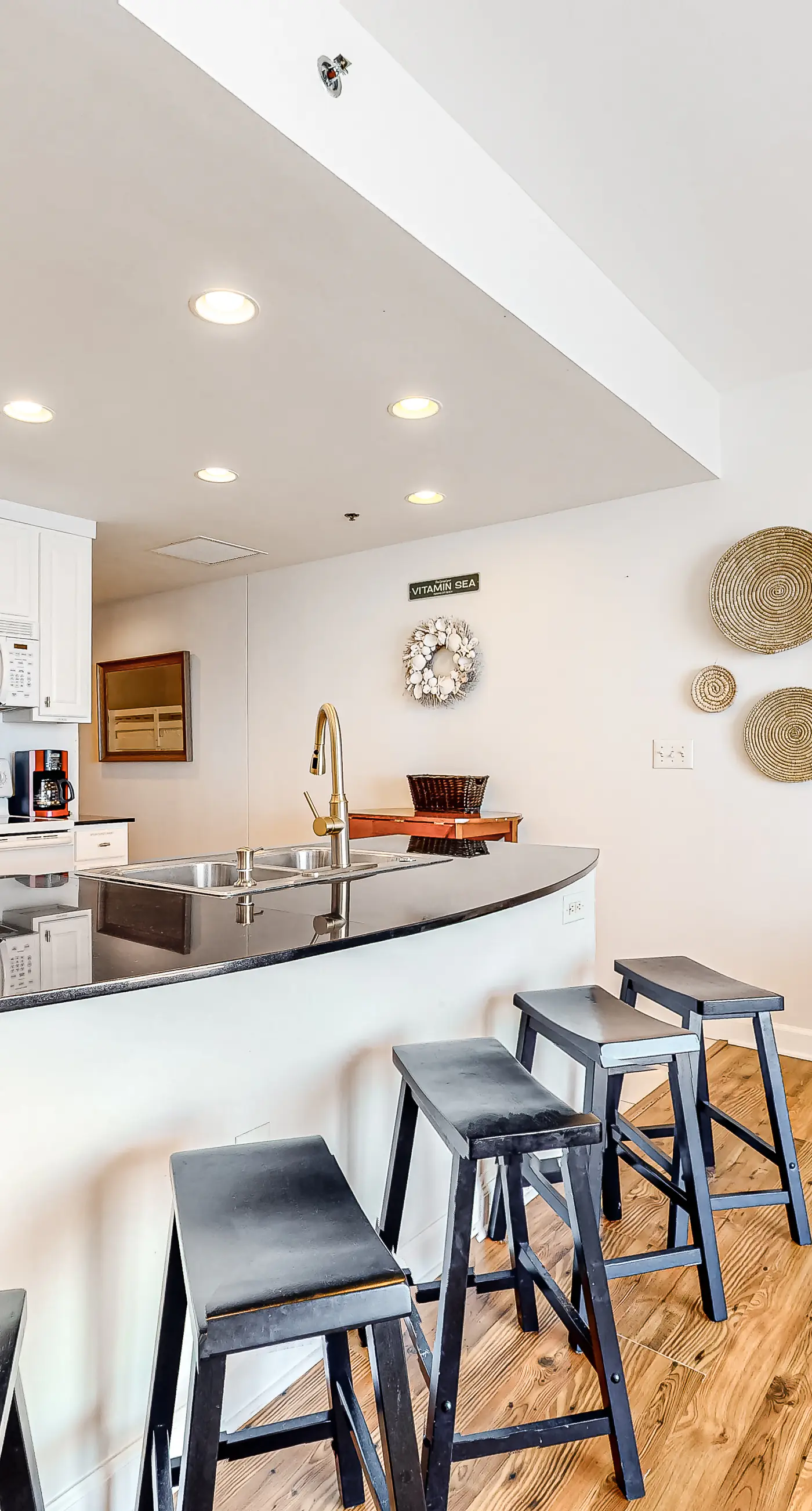 Beachfront condo with amazing views, balcony, pools, waterpark, hot tub