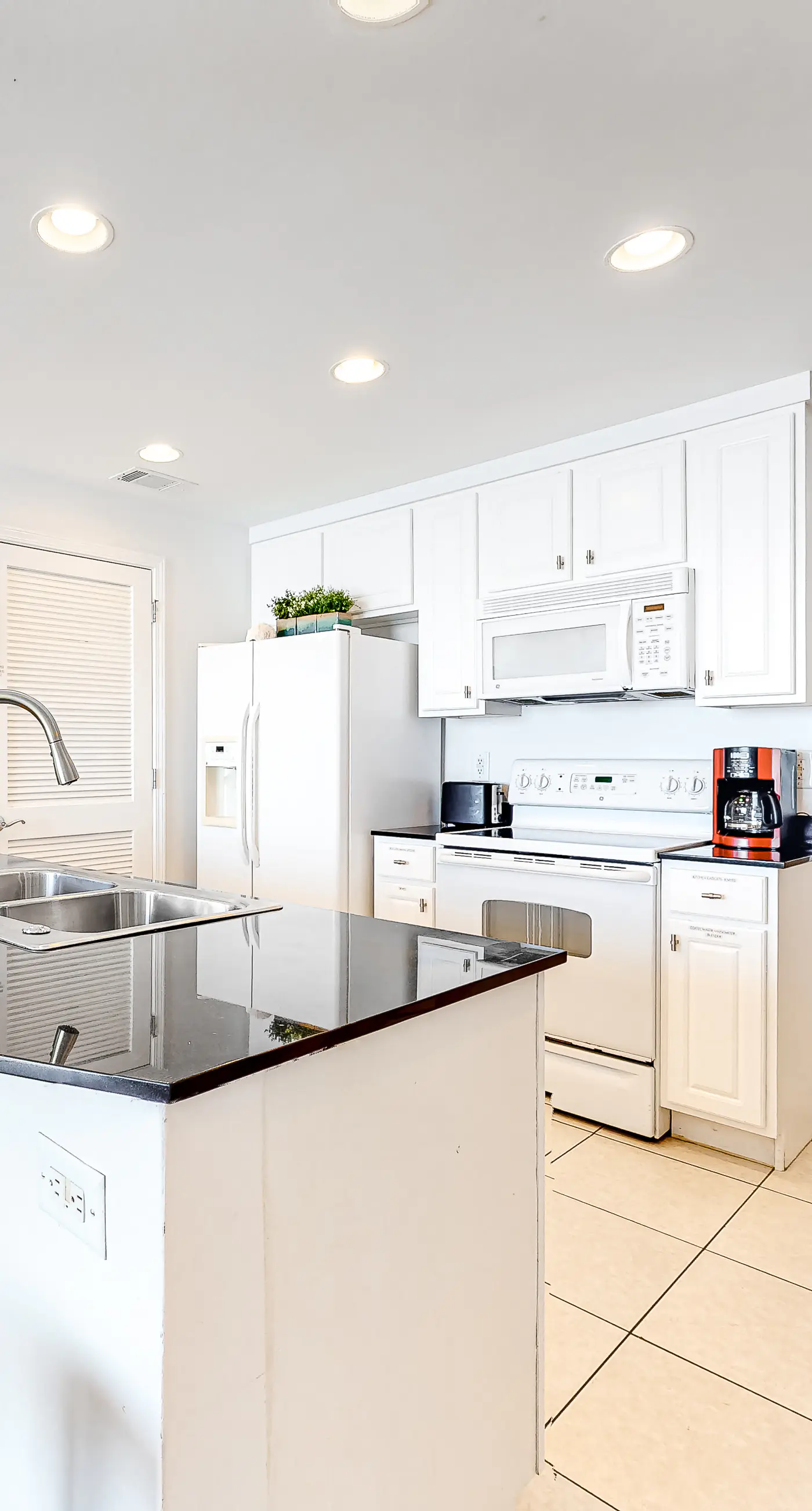 Beachfront condo with amazing views, balcony, pools, waterpark, hot tub