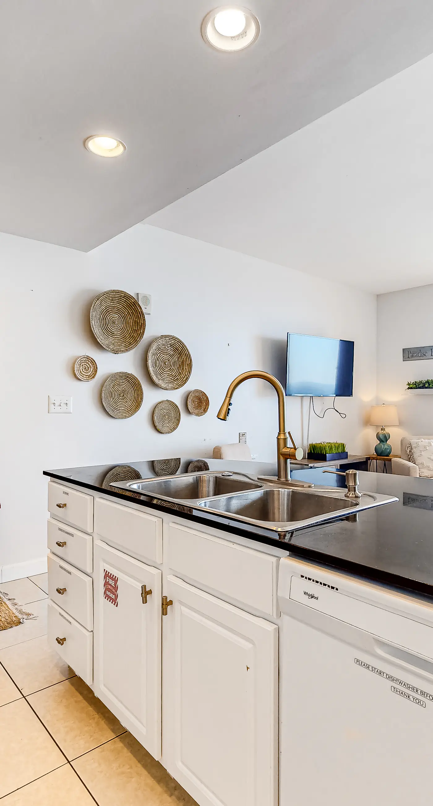 Beachfront condo with amazing views, balcony, pools, waterpark, hot tub