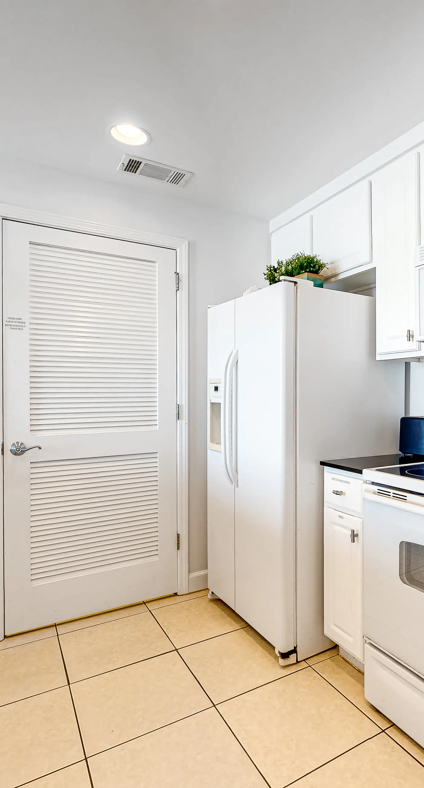 Beachfront condo with amazing views, balcony, pools, waterpark, hot tub