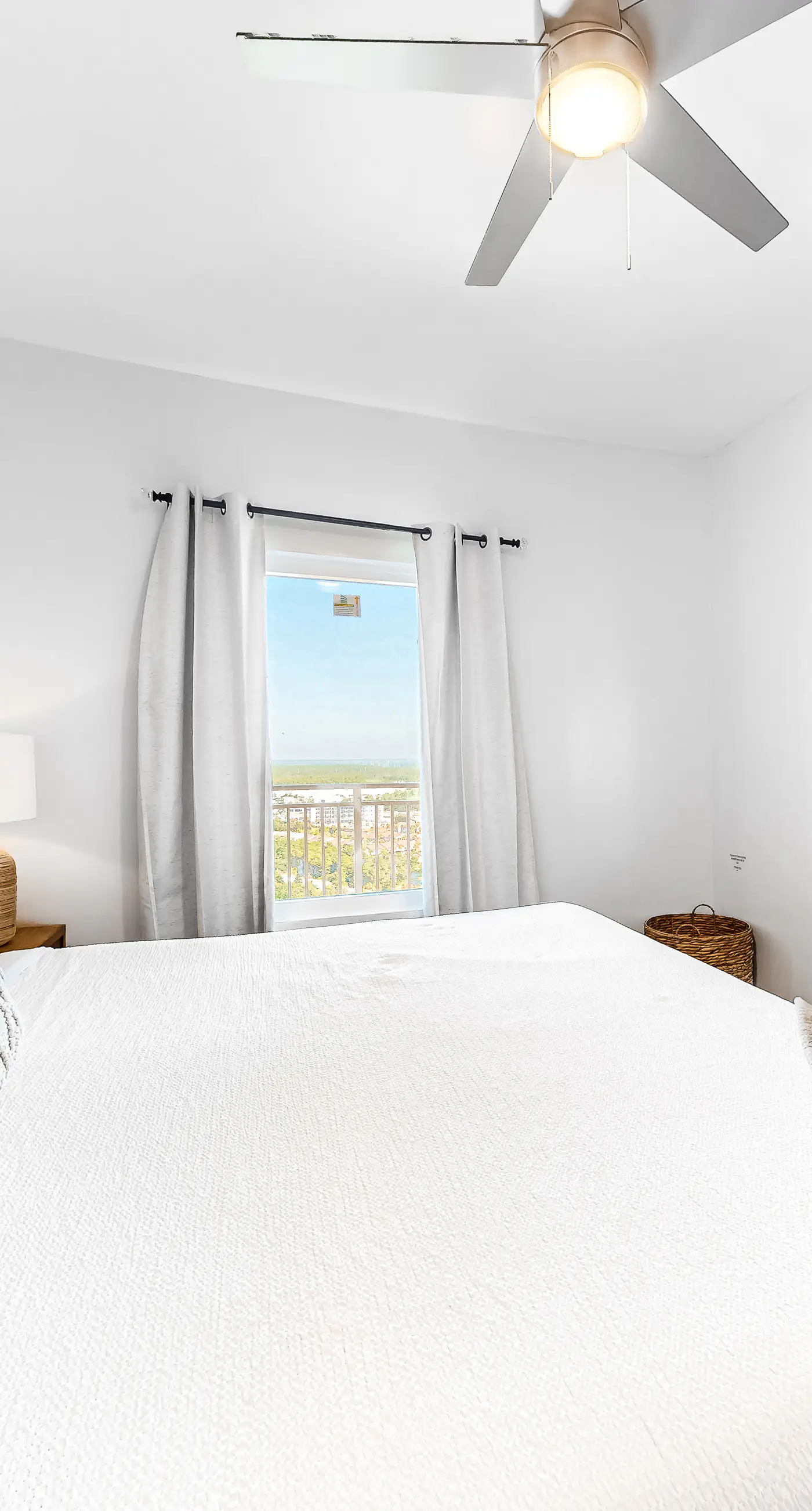 Beachfront condo with amazing views, balcony, pools, waterpark, hot tub