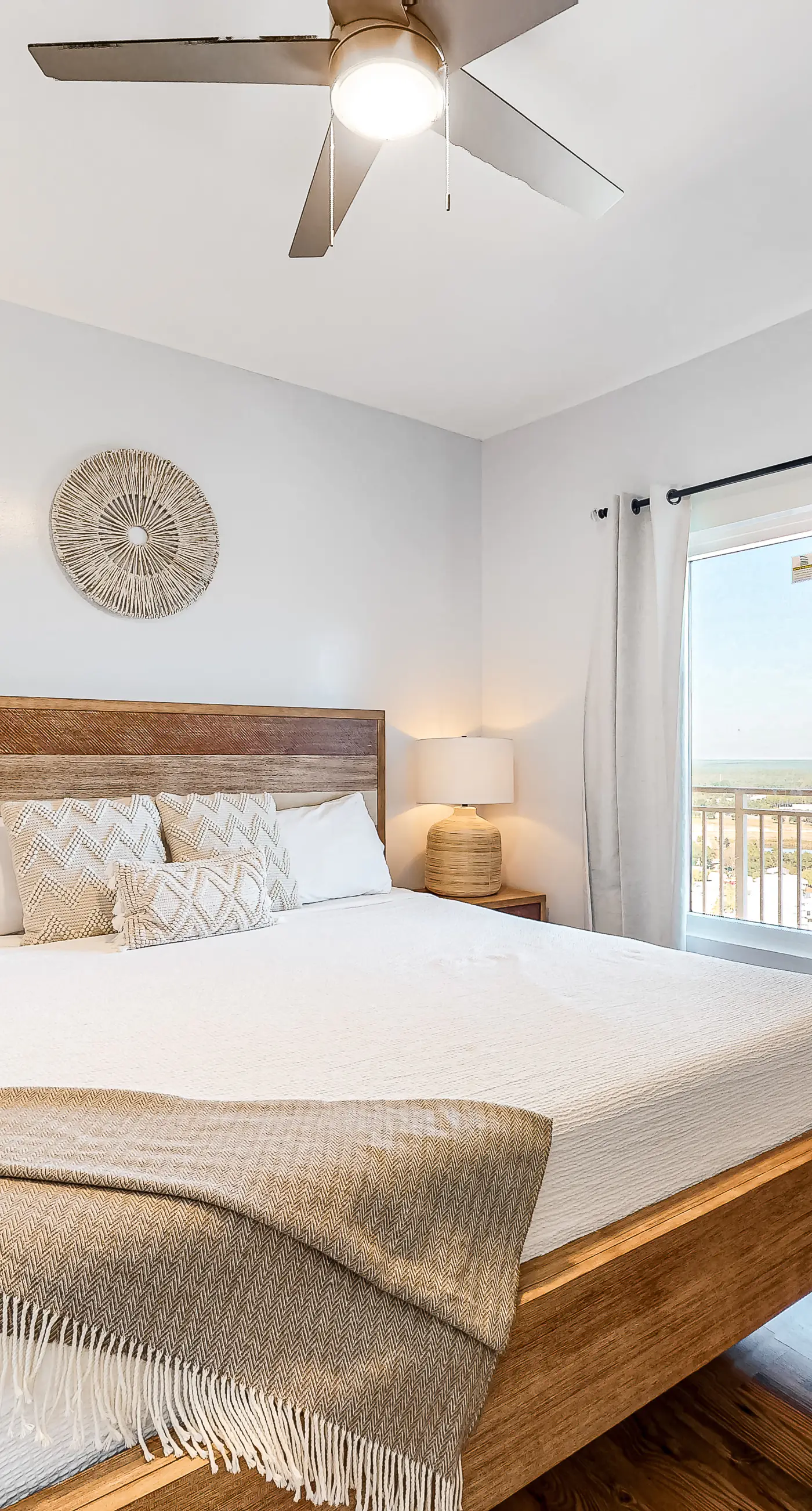 Beachfront condo with amazing views, balcony, pools, waterpark, hot tub