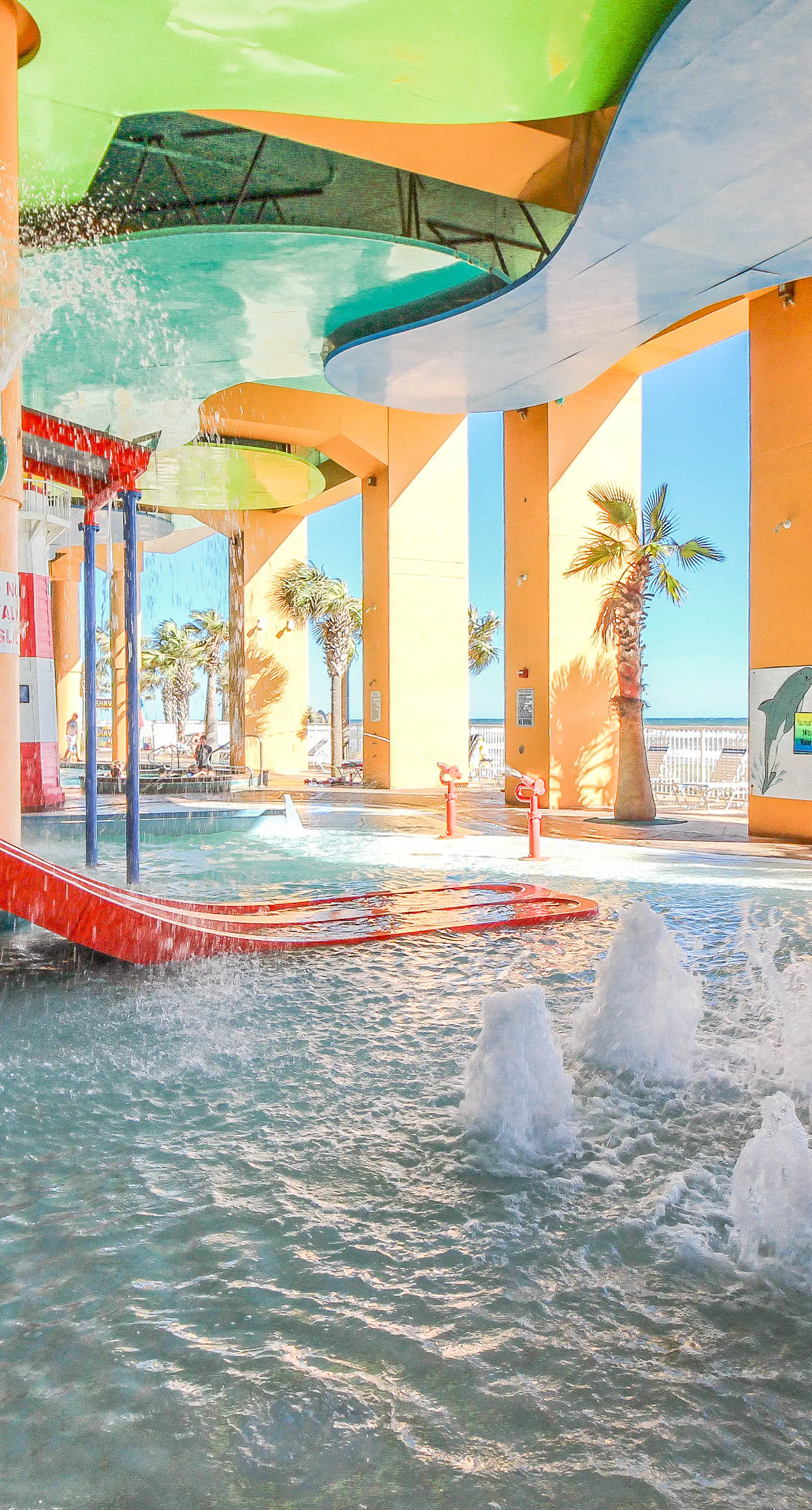 Beachfront condo with amazing views, balcony, pools, waterpark, hot tub