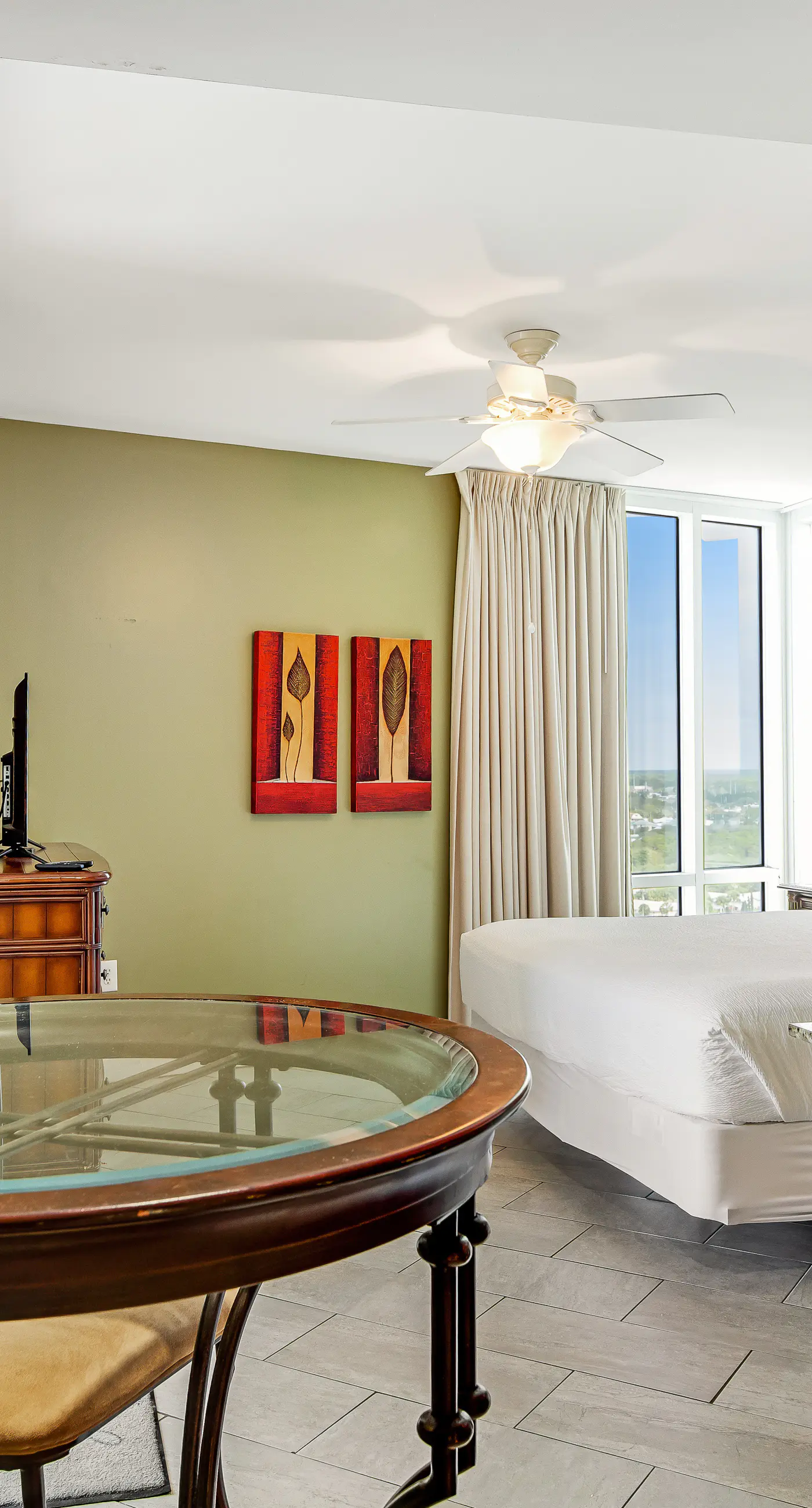Charming corner studio with beach view, WiFi, central AC, & pool/hot tub