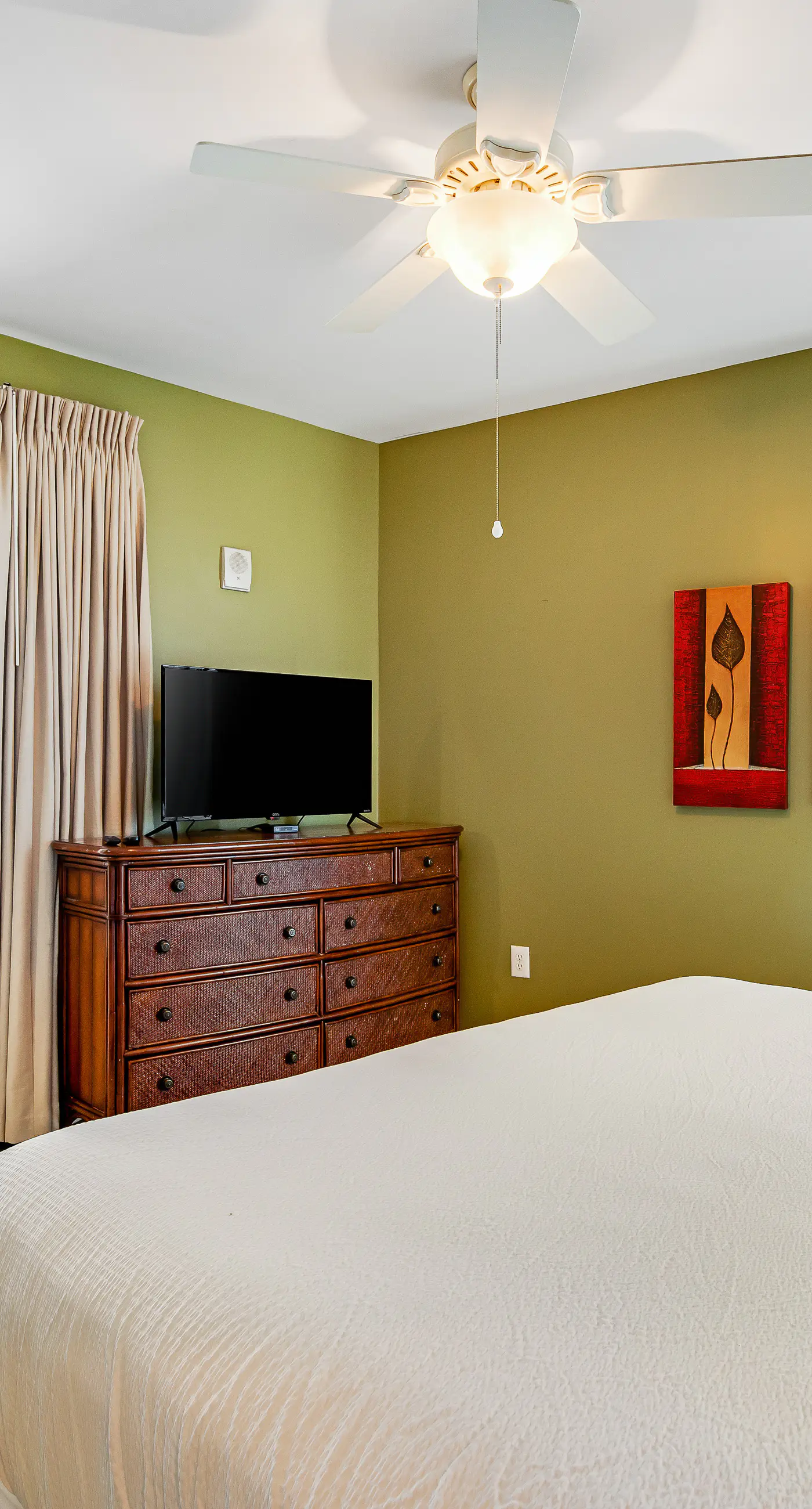 Charming corner studio with beach view, WiFi, central AC, & pool/hot tub