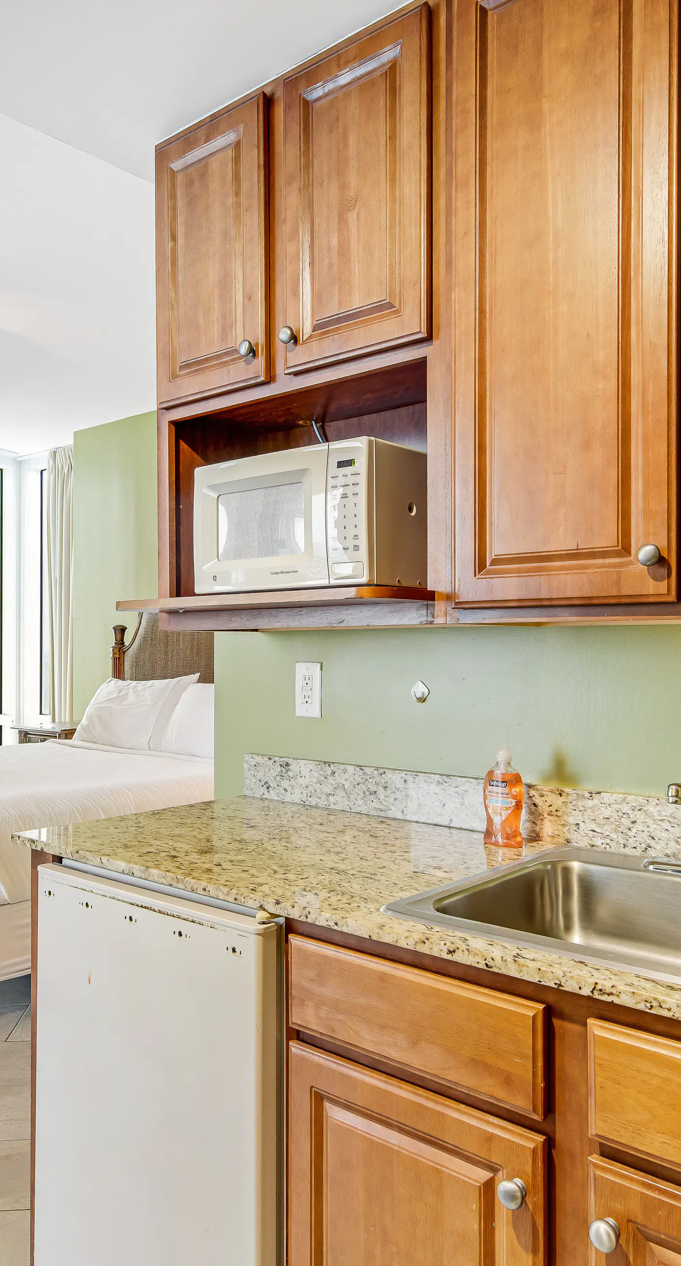 Charming corner studio with beach view, WiFi, central AC, & pool/hot tub