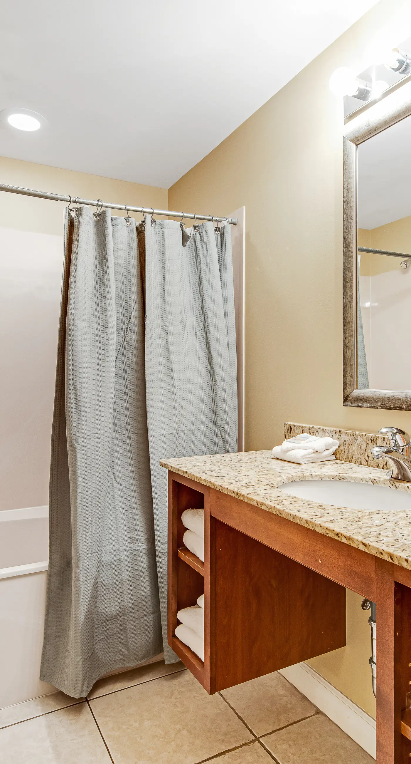 Charming corner studio with beach view, WiFi, central AC, & pool/hot tub