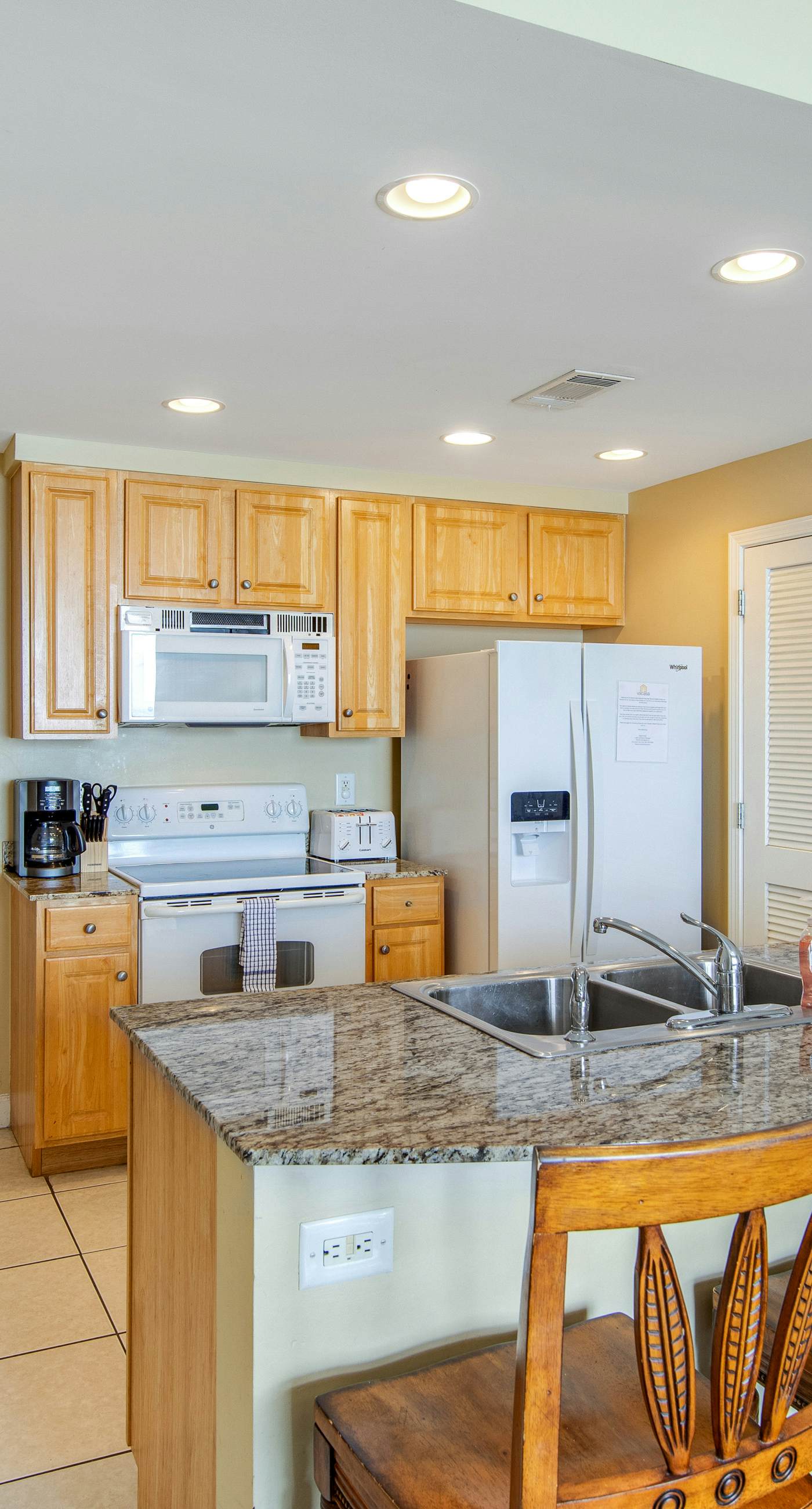 Stylish Gulf-front condo steps from the beach with resort pool, hot tub & gym