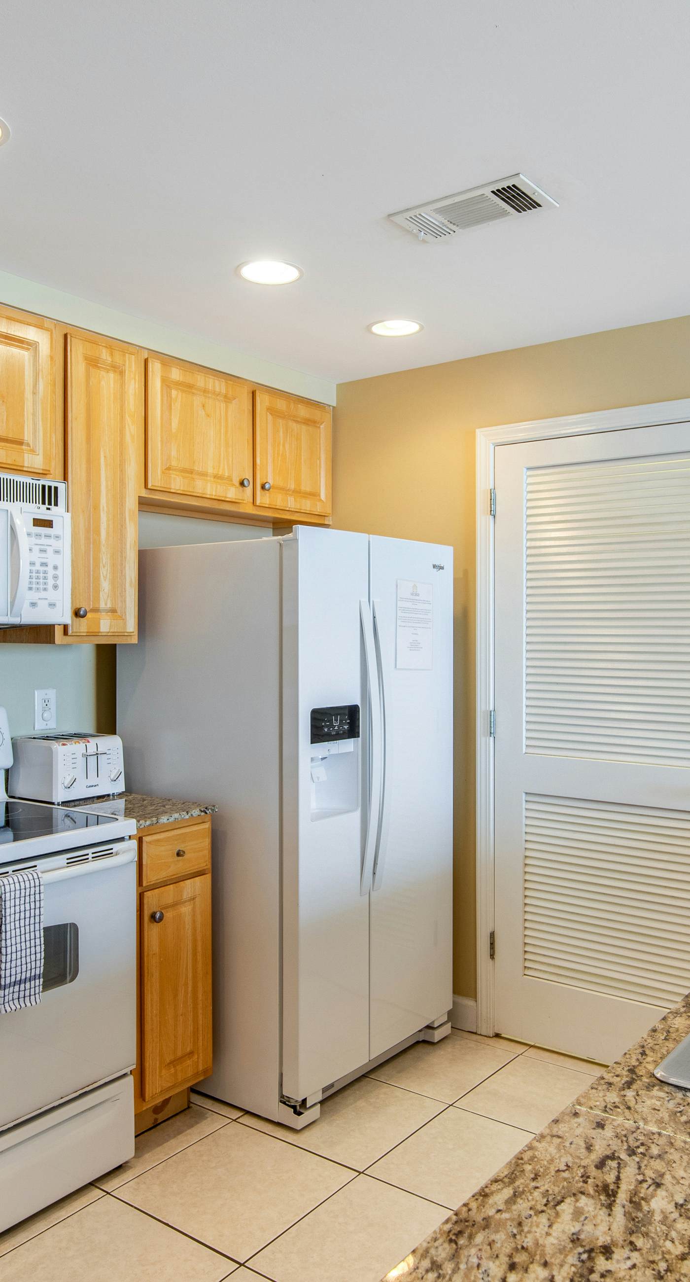 Stylish Gulf-front condo steps from the beach with resort pool, hot tub & gym