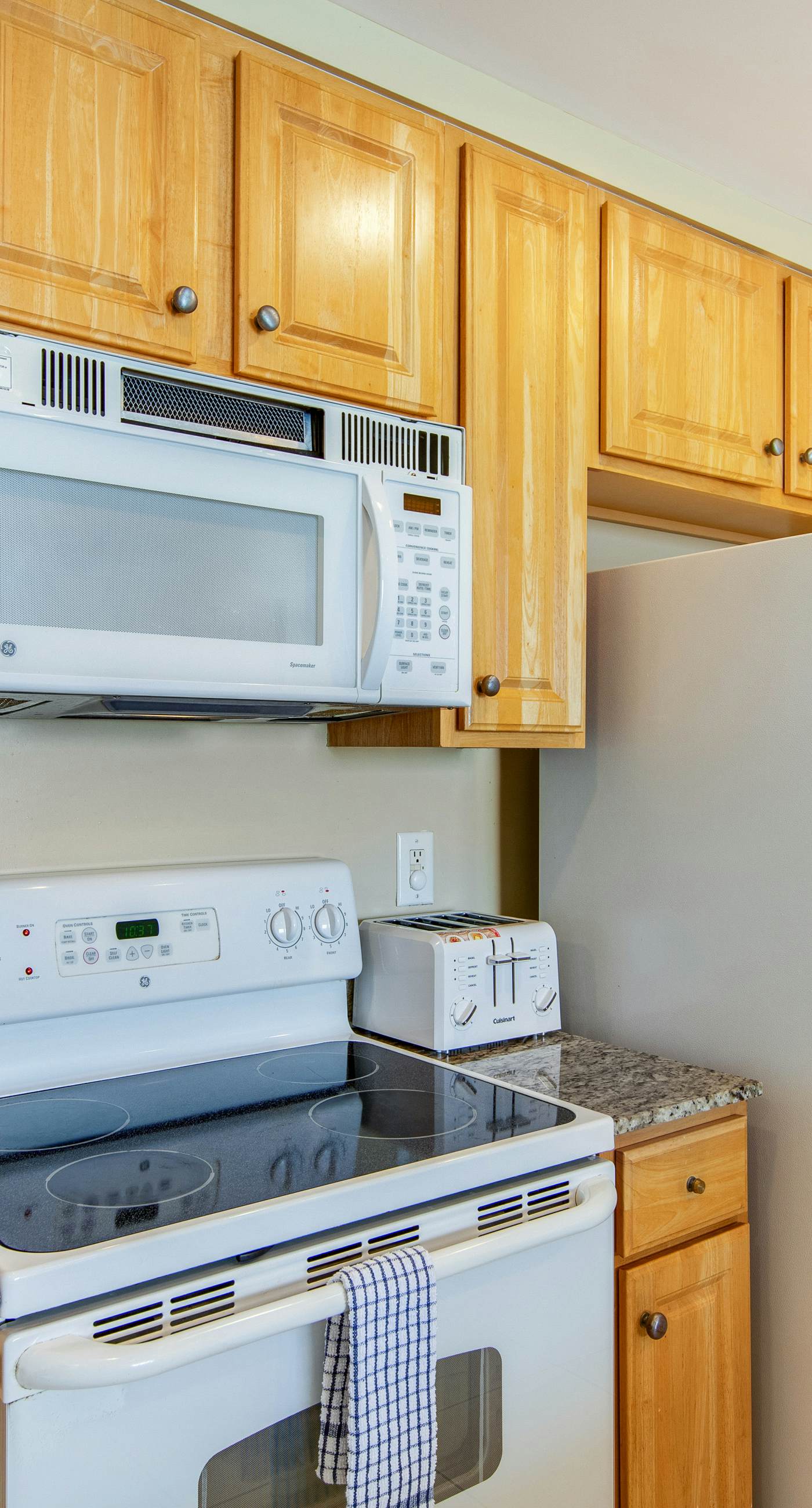 Stylish Gulf-front condo steps from the beach with resort pool, hot tub & gym