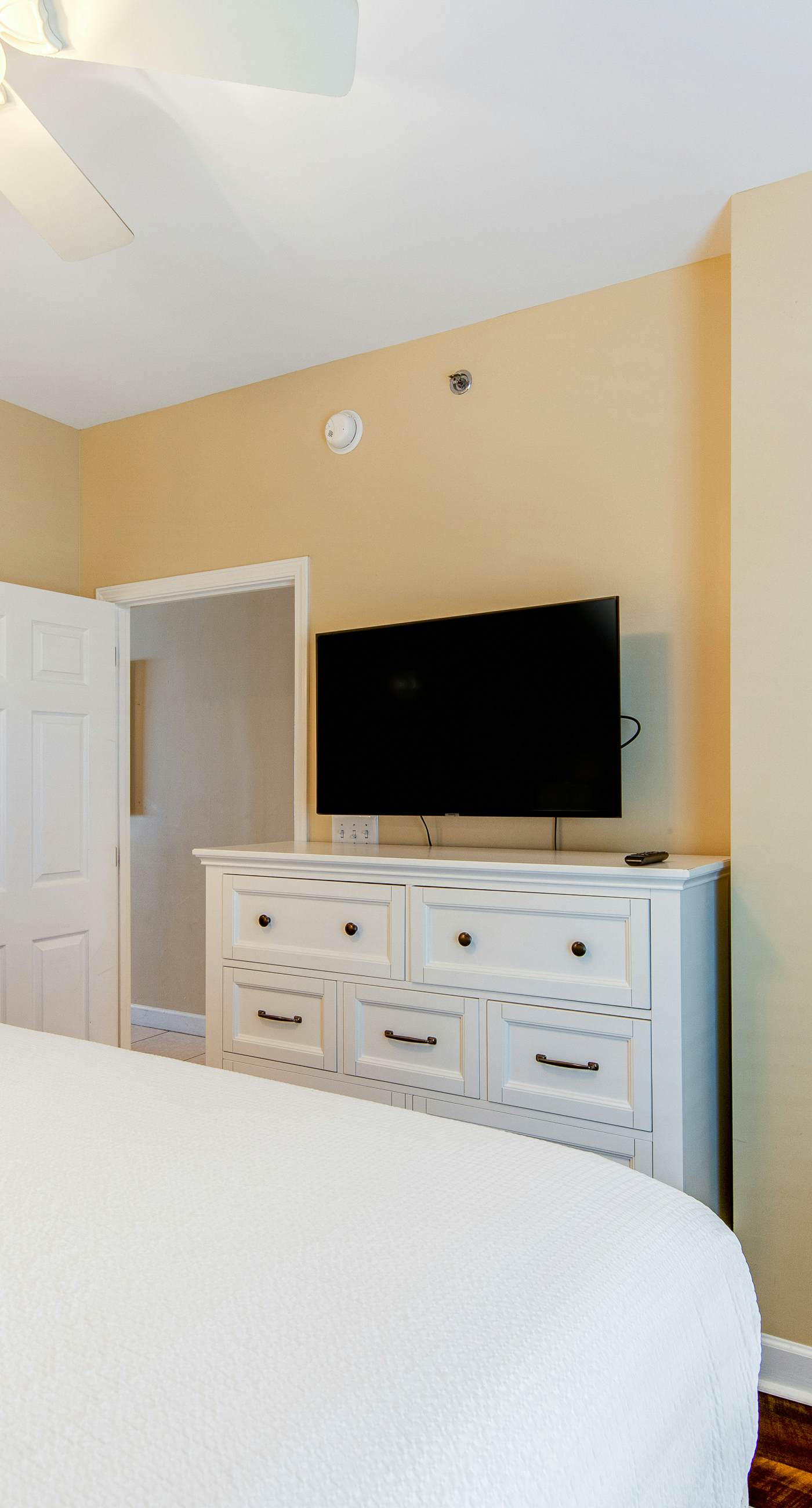 Stylish Gulf-front condo steps from the beach with resort pool, hot tub & gym