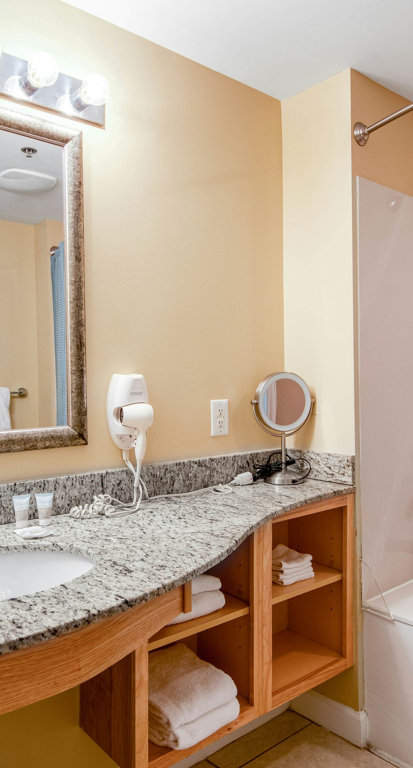 Stylish Gulf-front condo steps from the beach with resort pool, hot tub & gym