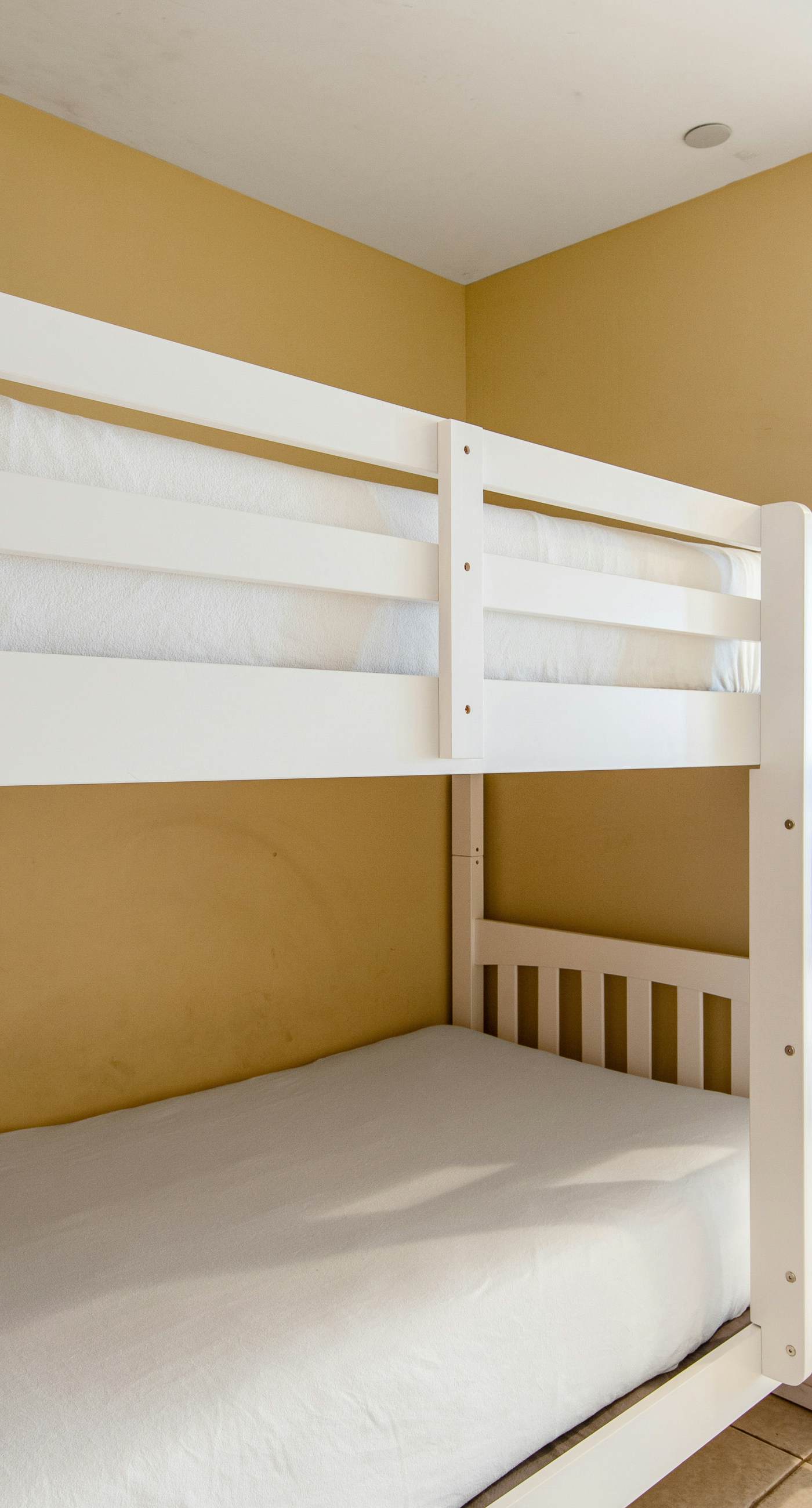 Stylish Gulf-front condo steps from the beach with resort pool, hot tub & gym