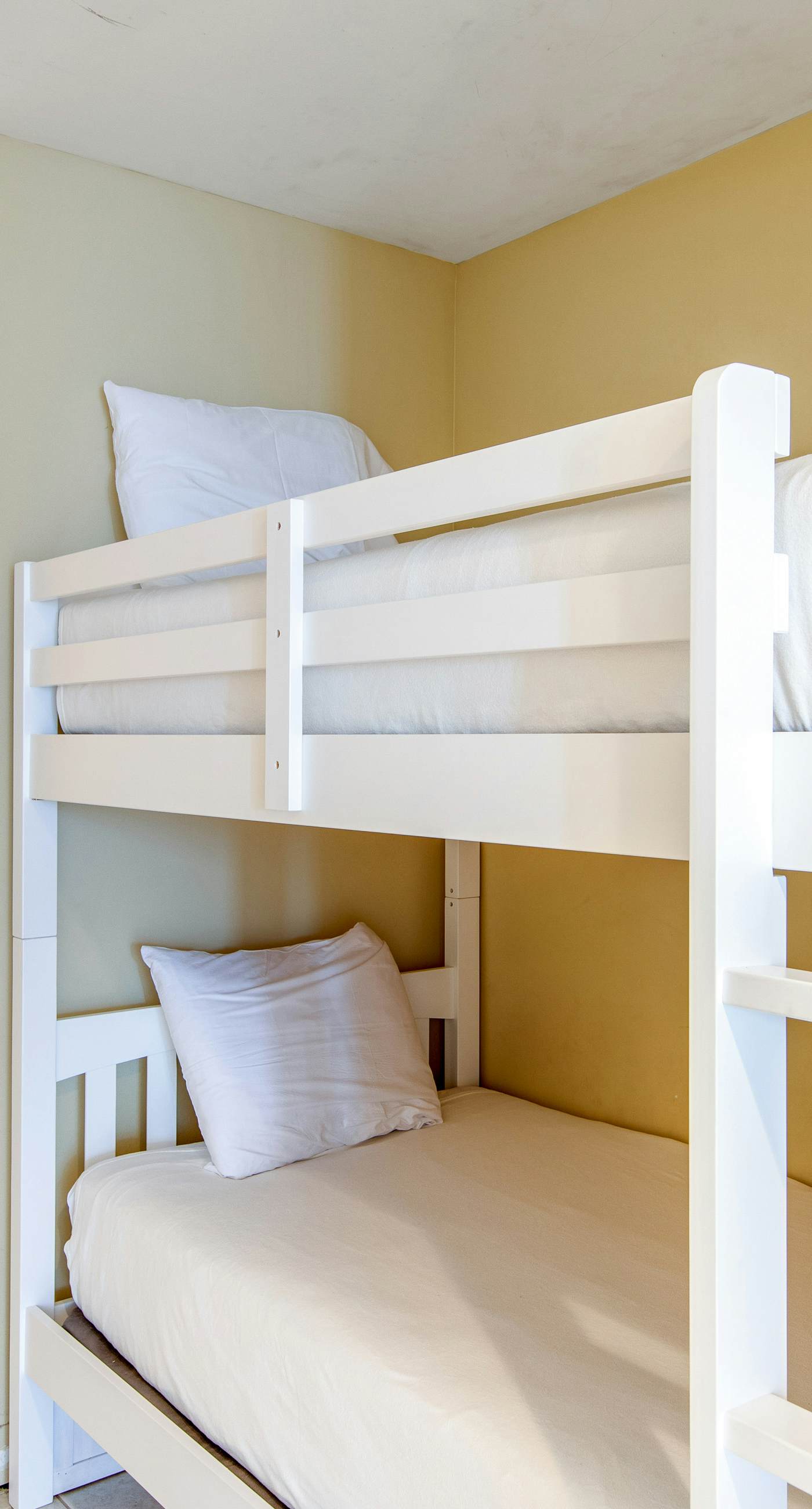 Stylish Gulf-front condo steps from the beach with resort pool, hot tub & gym