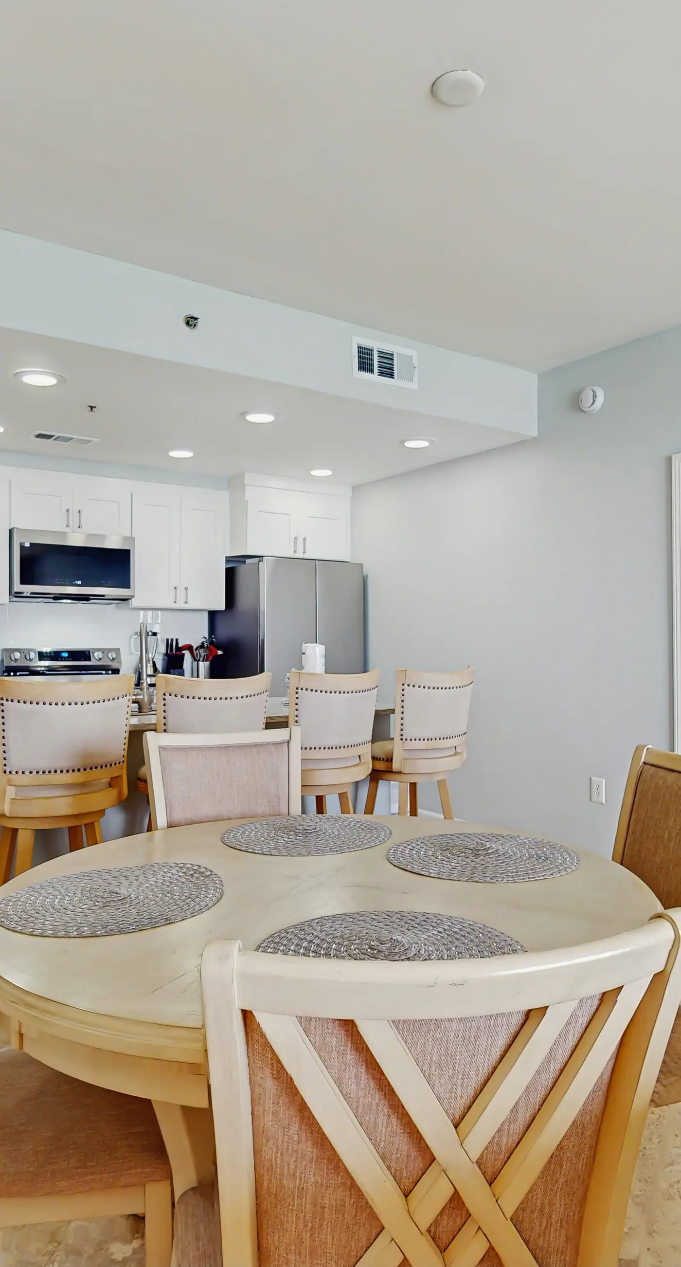2BR Gulf & Beach-view with pool, hot tub, on-site dining, & private balcony
